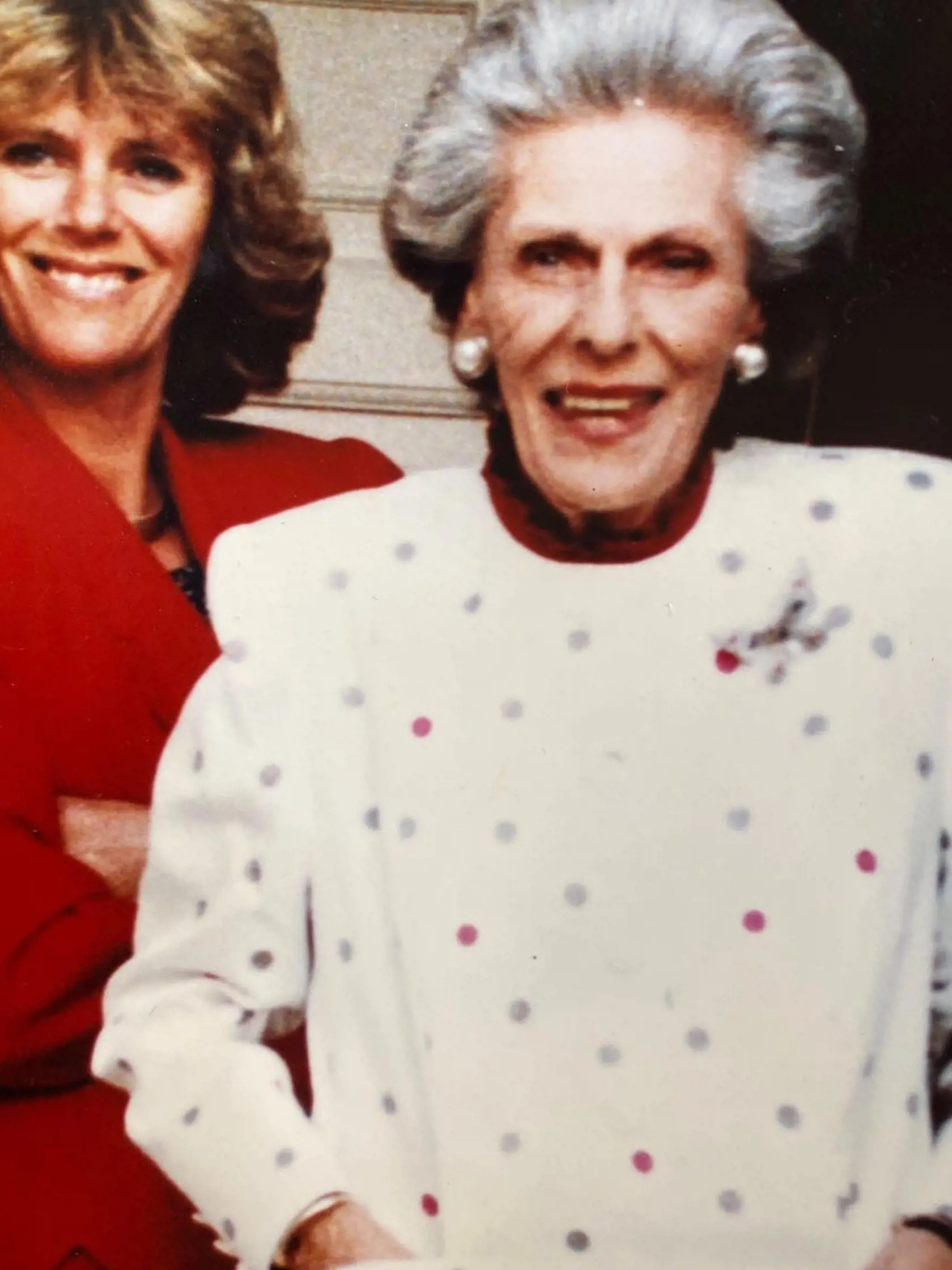 Manželka kráľa Charlesa Camilla zdieľala tento obraz seba a svojej matky Rosalind - ktorá zomrela vo veku 72 rokov v roku 1994.