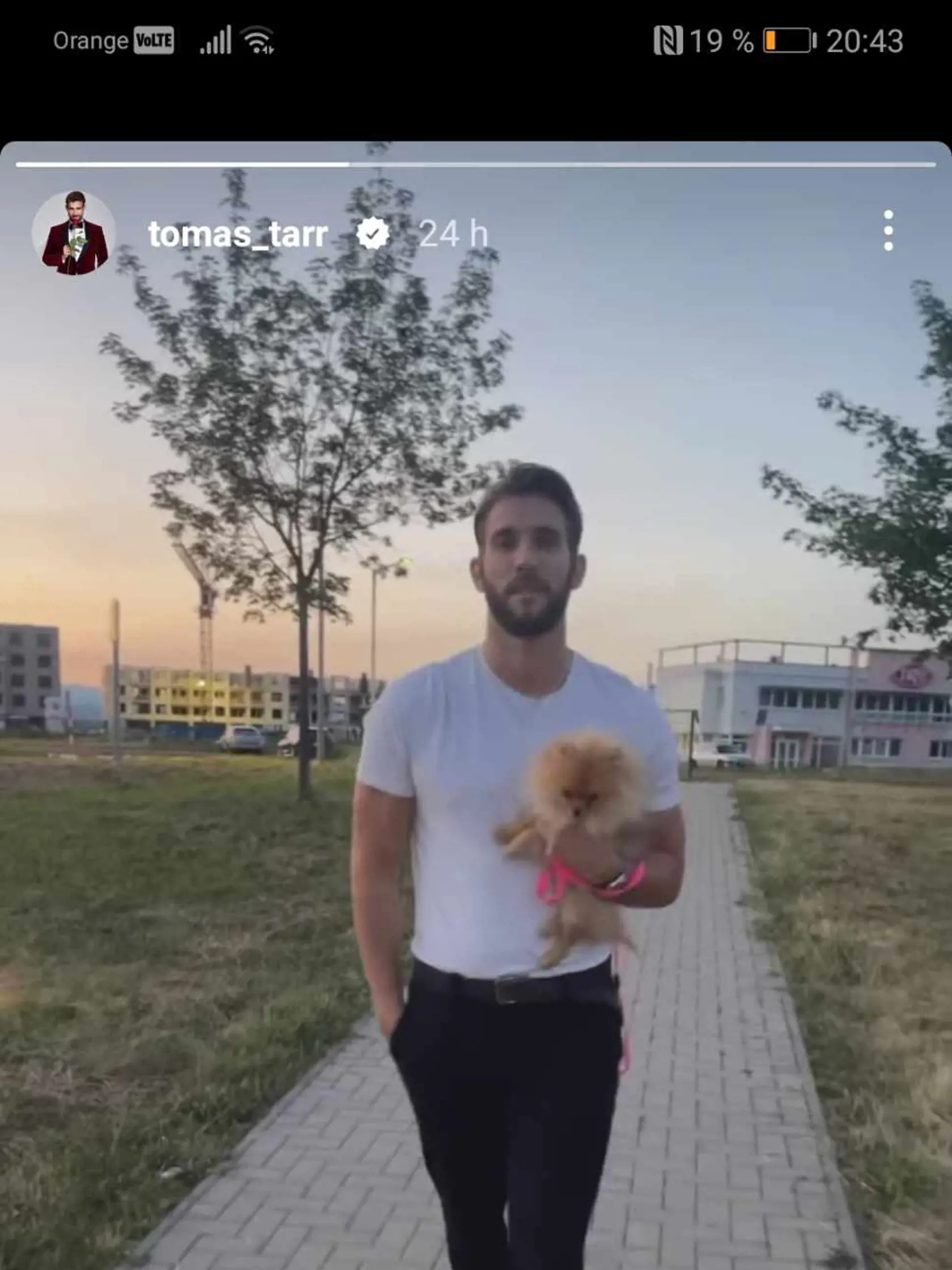 Tomáš Tarr s Marcelinou sučkou Piškótkou.