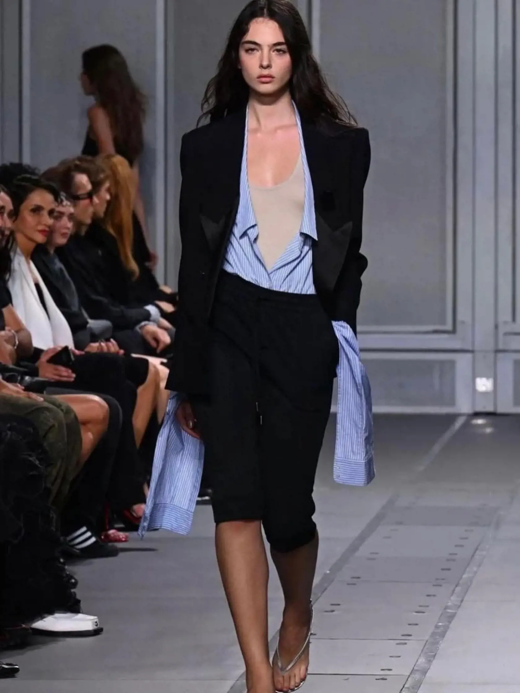 Deva začínala ako modelka, ale dnes začína s hereckou kariérou.