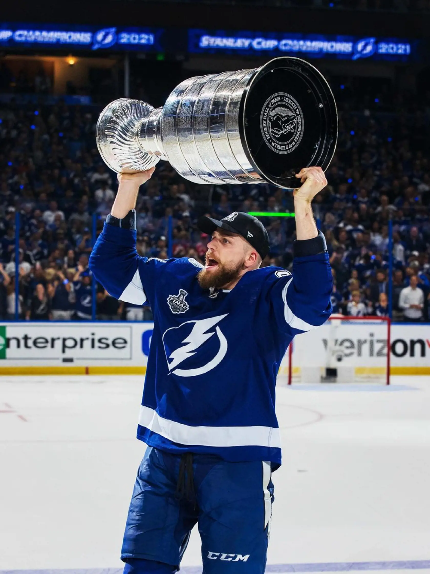 Erik Černák s trofejou. Zamieri s ňou do Košíc?