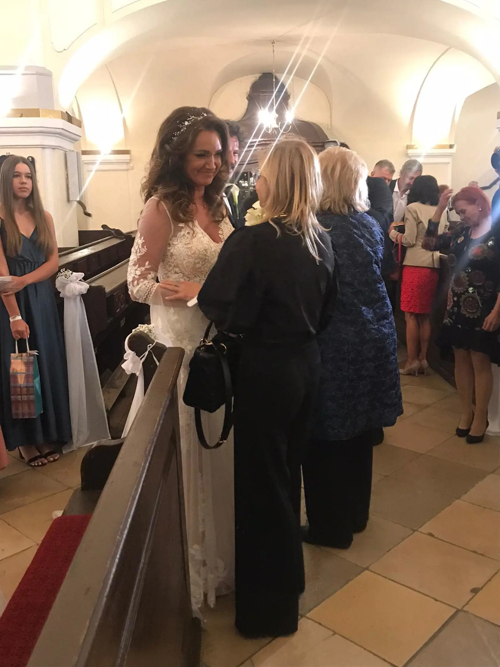 Gratulácie po svadbe. Šťastie jej praje kolegyňa Soňa Müllerová.