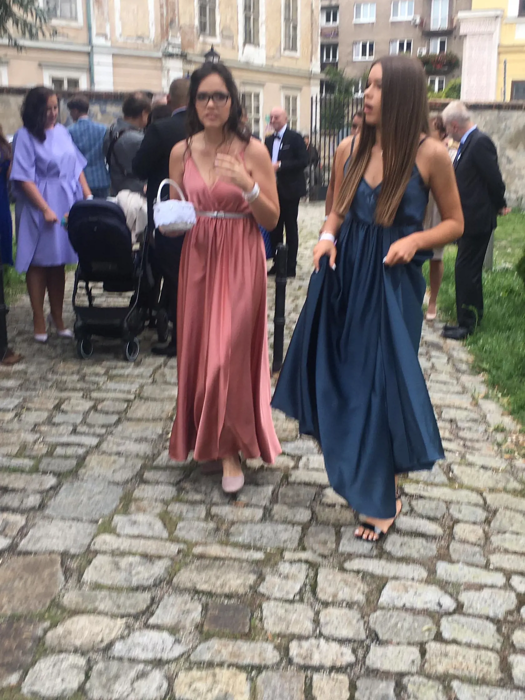 Svadba Karin Majtánovej. Majtánovej dcéra v modrých šatách.