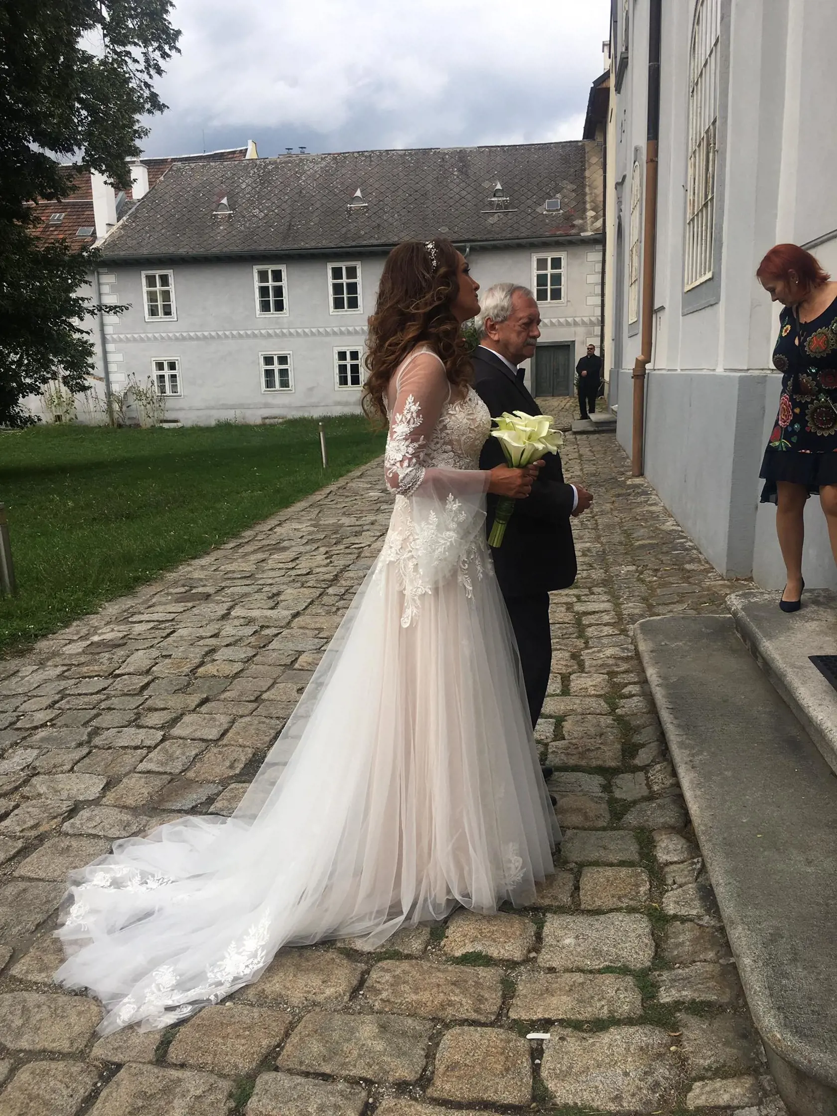 Karin si vybrala skutočne nádherné svadobné šaty.