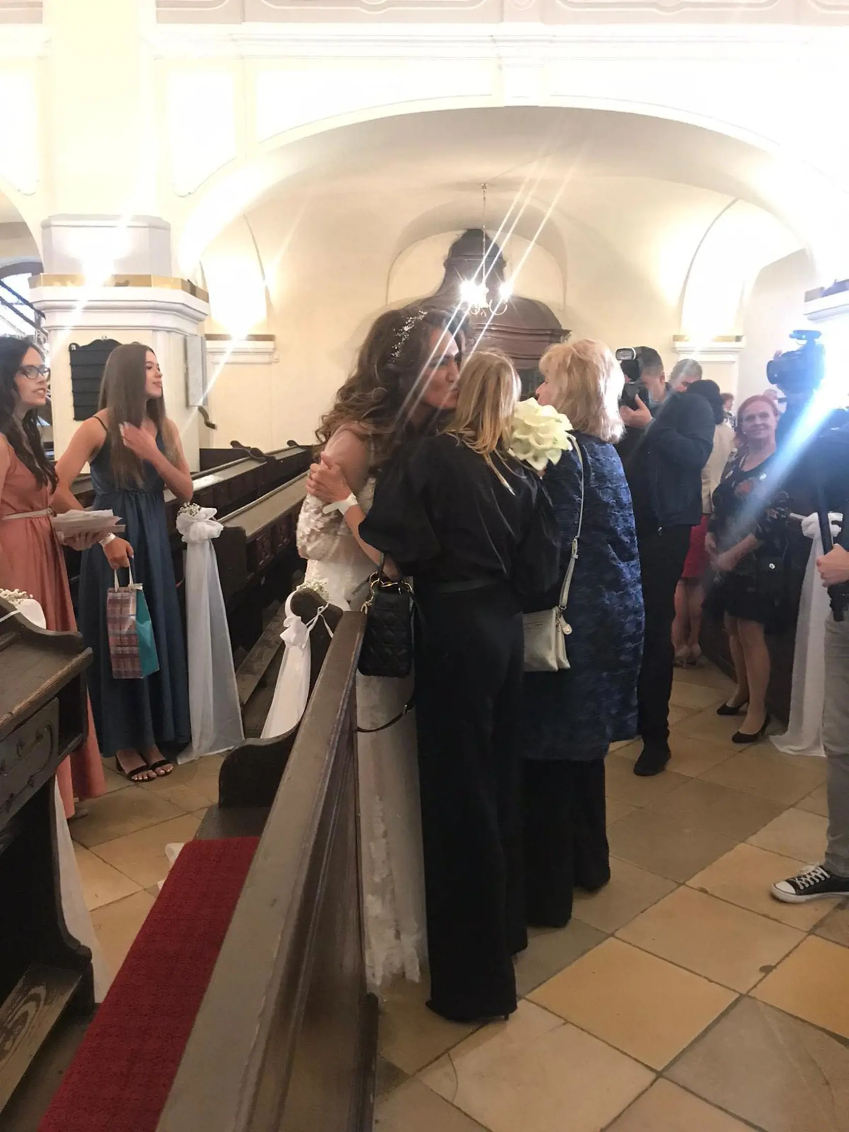 Gratulácie po svadbe. Prišla aj Norika Beňačková.
