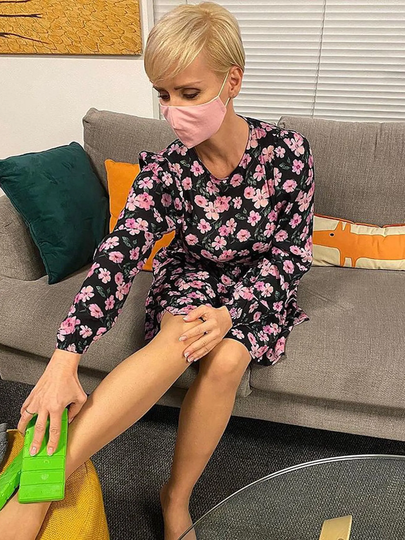 Kvetka Horváthová si lieči poranenú nohu