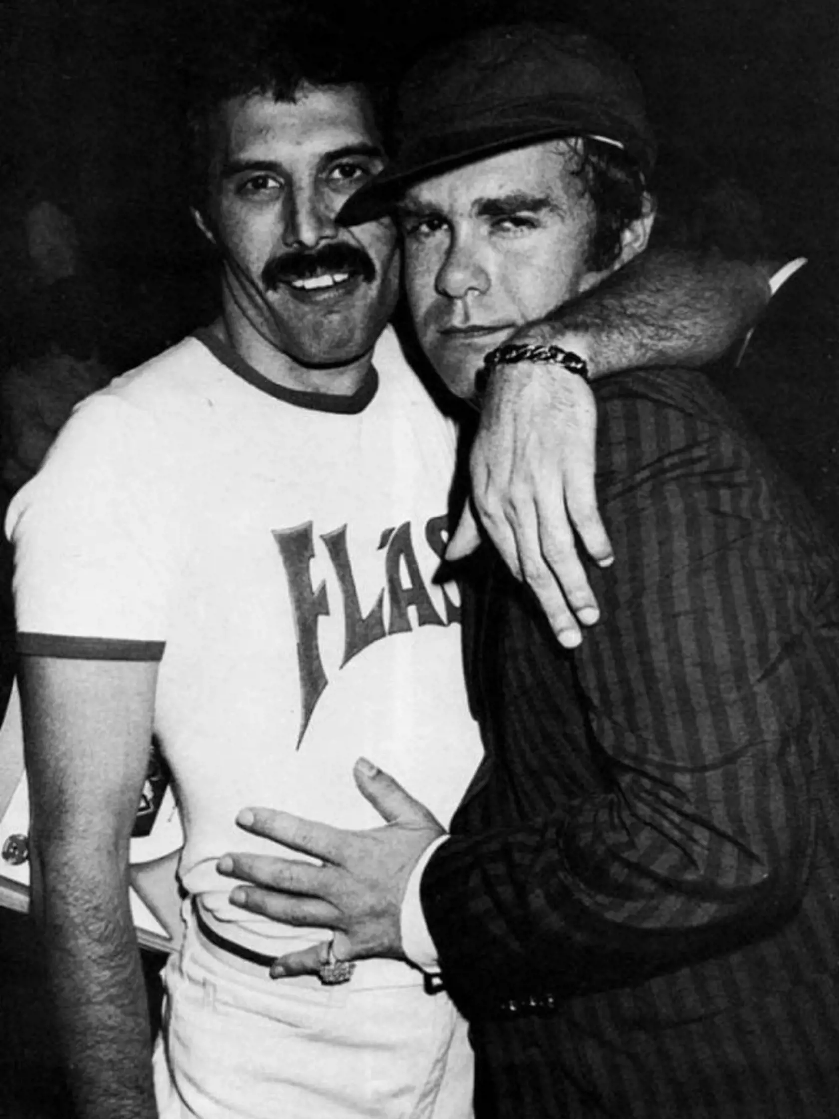 Spevák Queen Freddie Mercury a spevák Elton John.