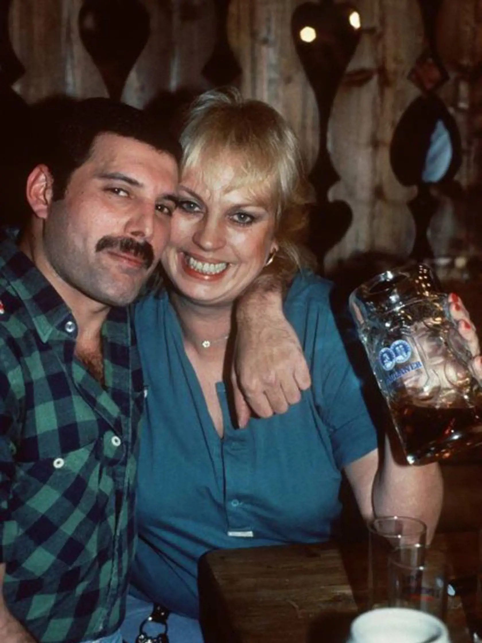 Spevák Queen Freddie Mercury a herečka Barbara Valentin.