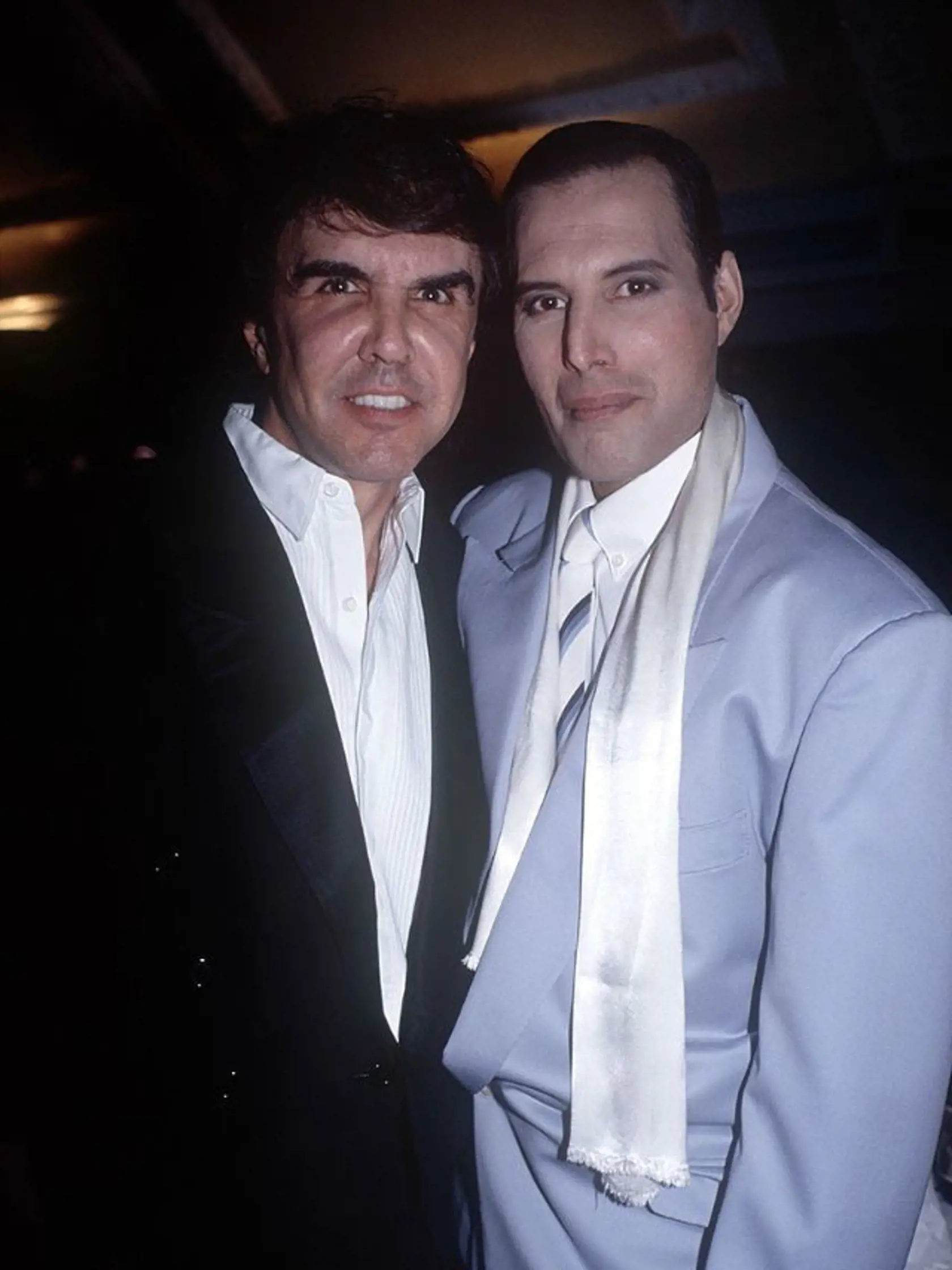 Spevák Queen Freddie Mercury a hudobník Dave Clark.