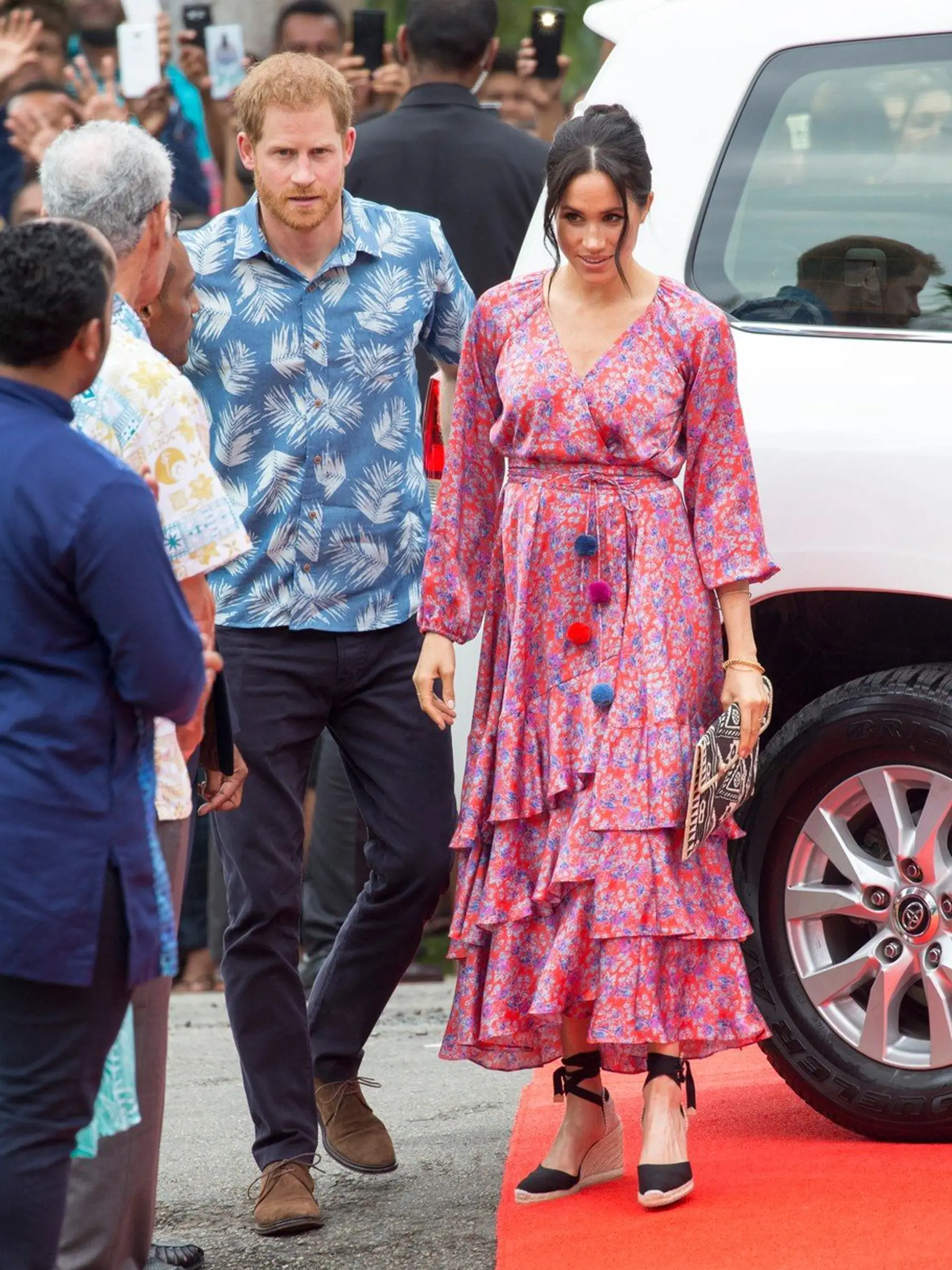Toto sú najnovšie snímky vojvodkyne Meghan. Na návštevu univerzity na Fiji si zvolila voľné kvetované šaty, ktoré rozhodne netlačili jej stále sa zväčšujúce bruško