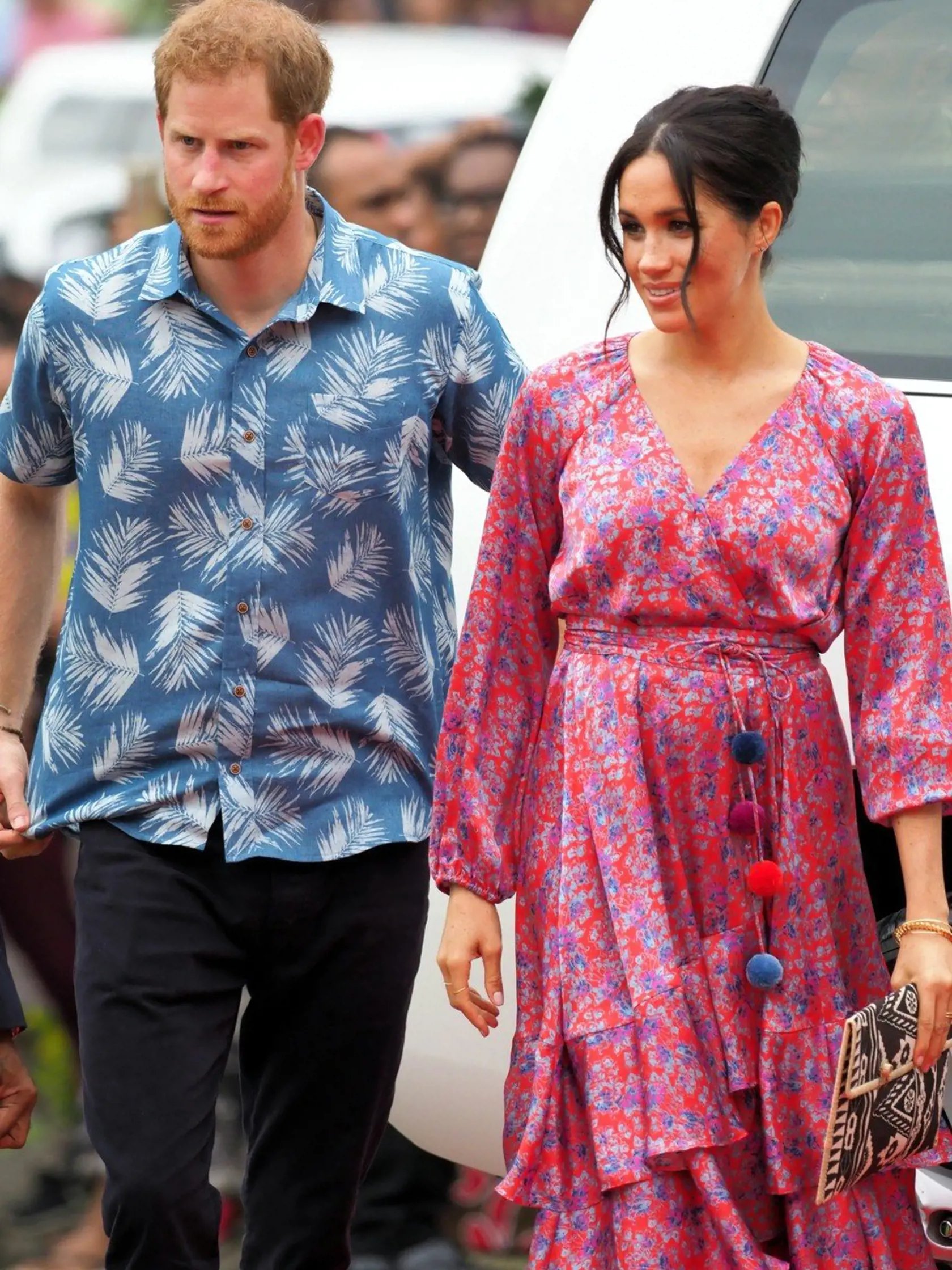 Toto sú najnovšie snímky vojvodkyne Meghan. Na návštevu univerzity na Fiji si zvolila voľné kvetované šaty, ktoré rozhodne netlačili jej stále sa zväčšujúce bruško