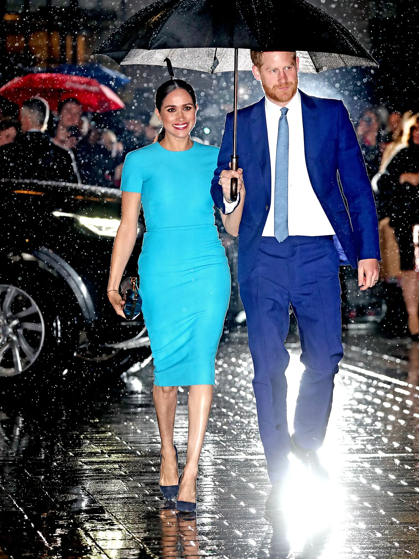 Vojvodkyňa Meghan dorazila po boku Harryho do Londýna.
