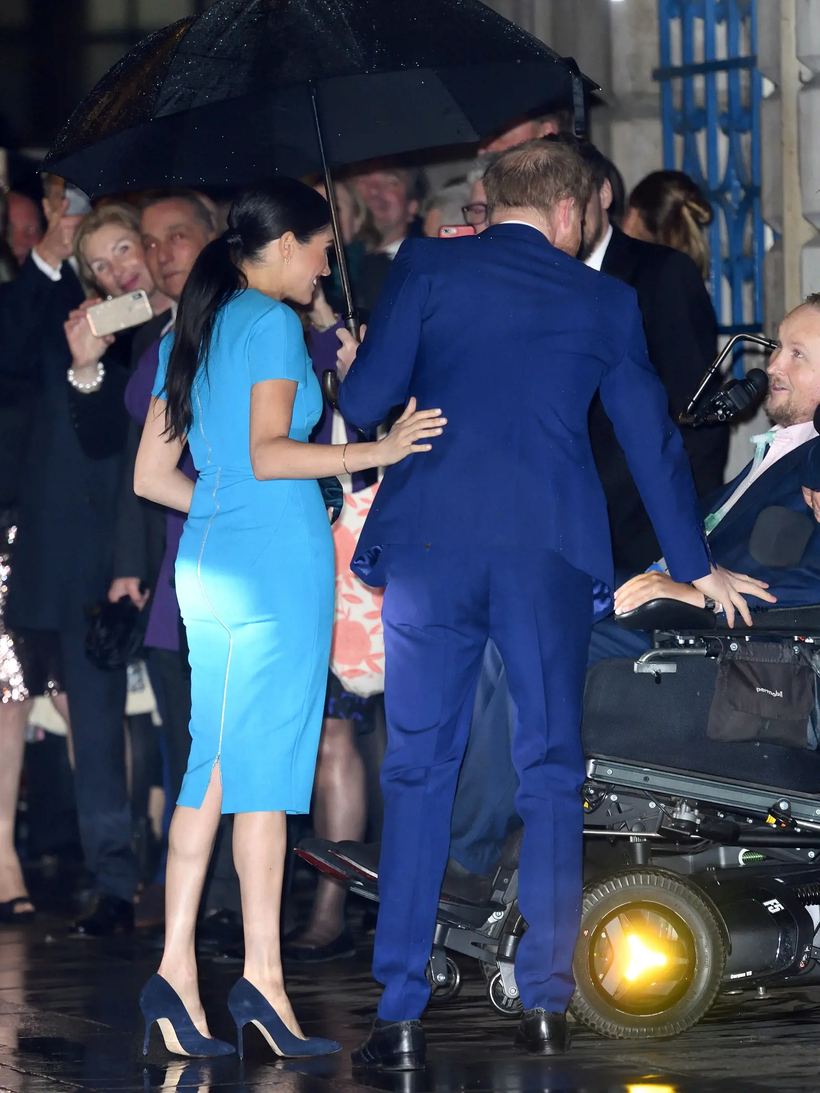 Vojvodkyňa Meghan dorazila po boku Harryho do Londýna.