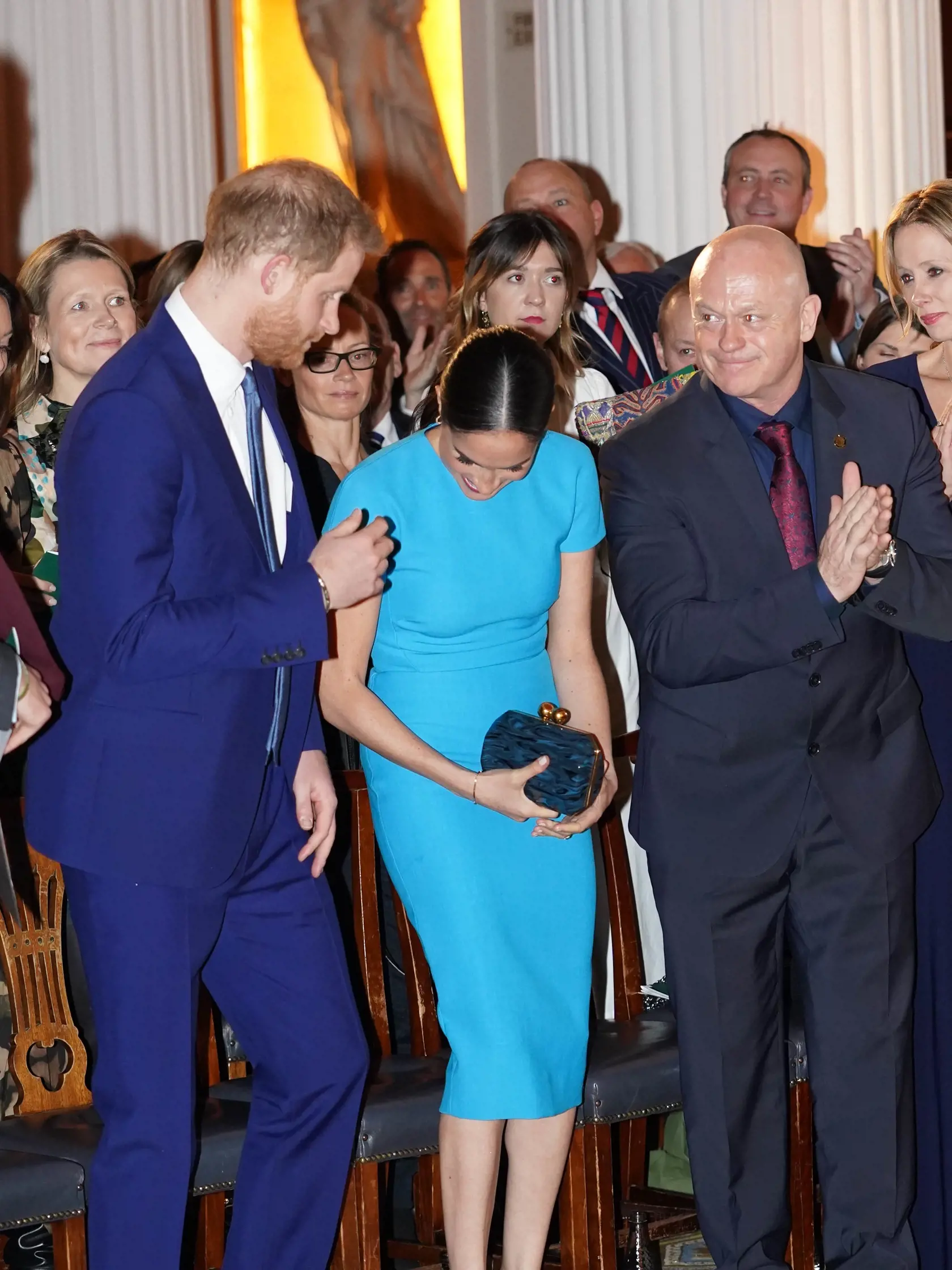 Vojvodkyňa Meghan dorazila po boku Harryho do Londýna.