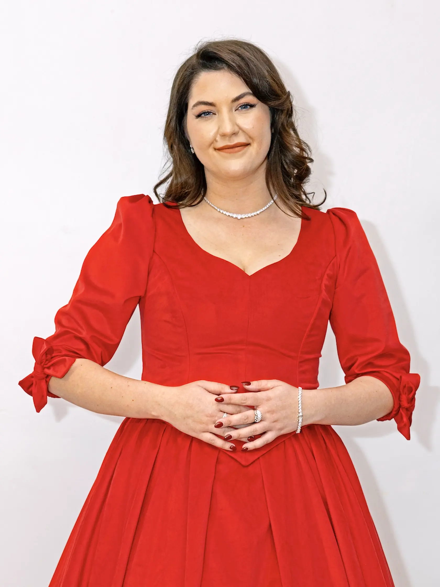 Brunetka si je vedomá svojej hodnoty.