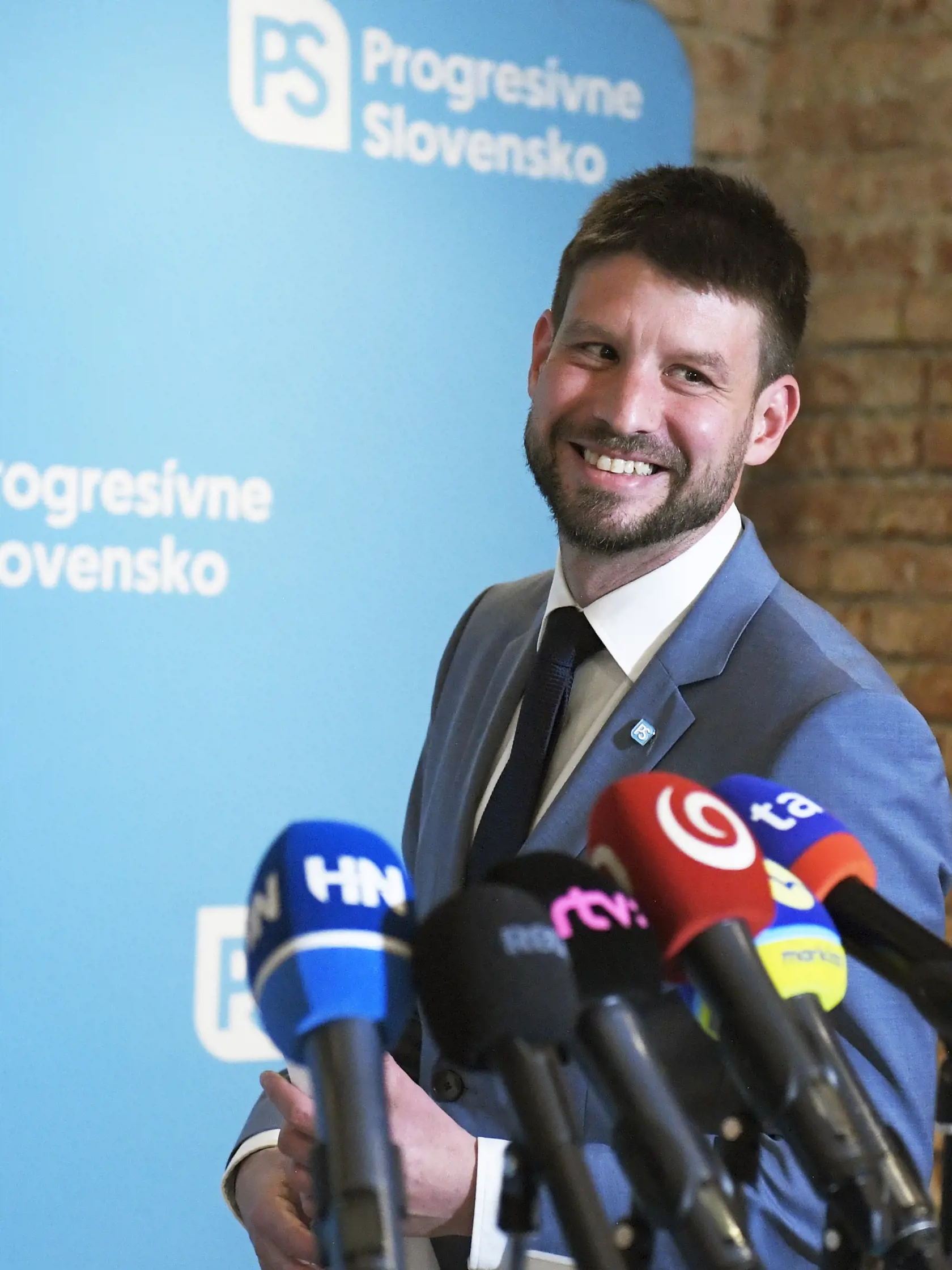 Za predsedu Progresívneho Slovenska (PS) snem hnutia v Košiciach v sobotu opätovne zvolil Michala Šimečku. Vo voľbách nemal protikandidáta. Podporu mu vyjadrilo 155 zo 161 hlasujúcich delegátov. Na snímke predseda hnutia Progresívne Slovensko (PS) Michal Šimečka sa usmieva počas tlačovej konferencie po sneme PS v Košiciach 4. mája 2024. FOTO TASR – František Iván