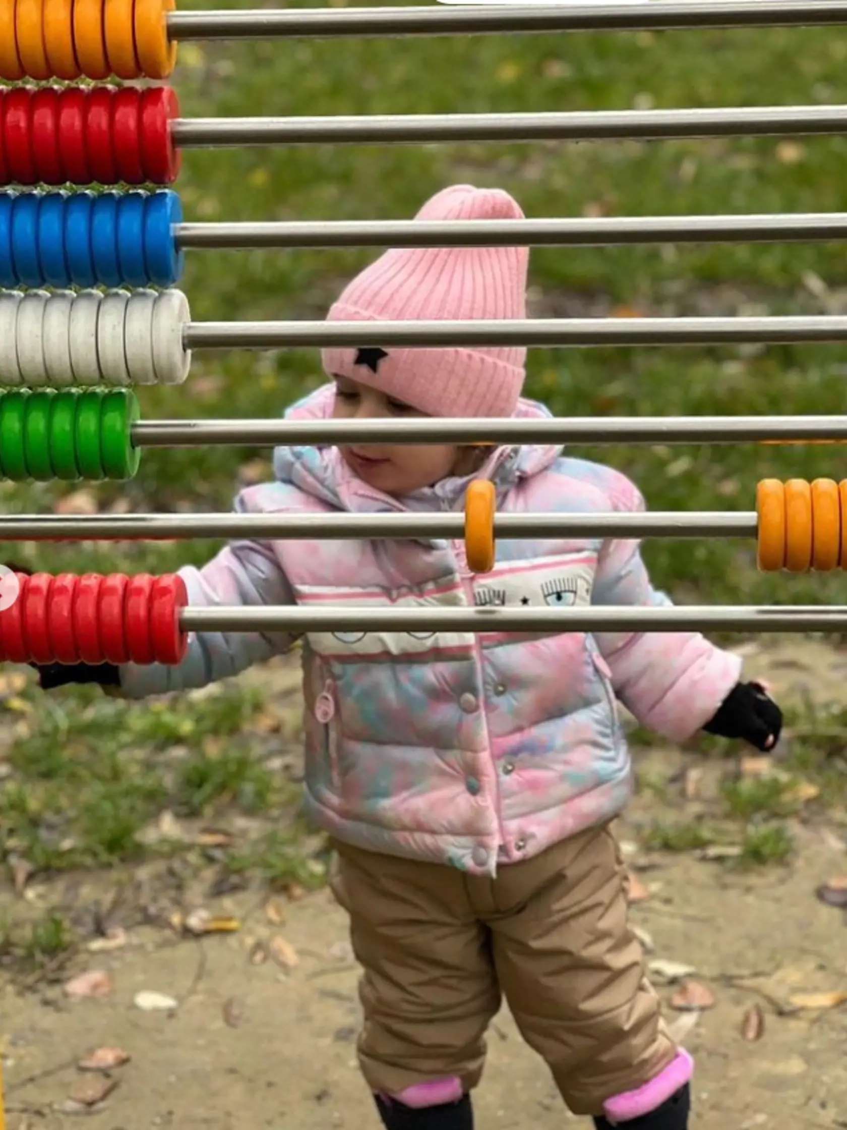 Dcéra Moniky Beňovej nosí bundu známej značky Chiara Ferragni.