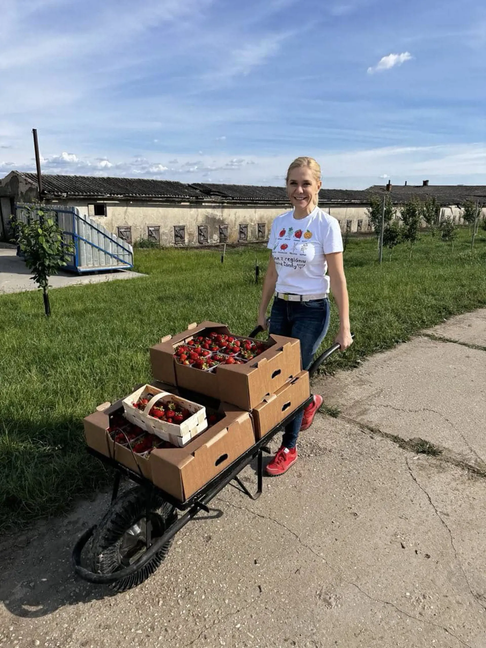 Viete, aké je prvé jarné ovocie? Jahoda. Niekde som čítala, že jahoda obsahuje viac vitamínu C ako pomaranč. Tak priatelia, ja si toto jahodovo “vitamínové” obdobie každoročne nenechám ujsť a už niekoľko rokov sa zúčastňujem samozberu v obci Bárdoňovo," pripísala Saková k fotke.