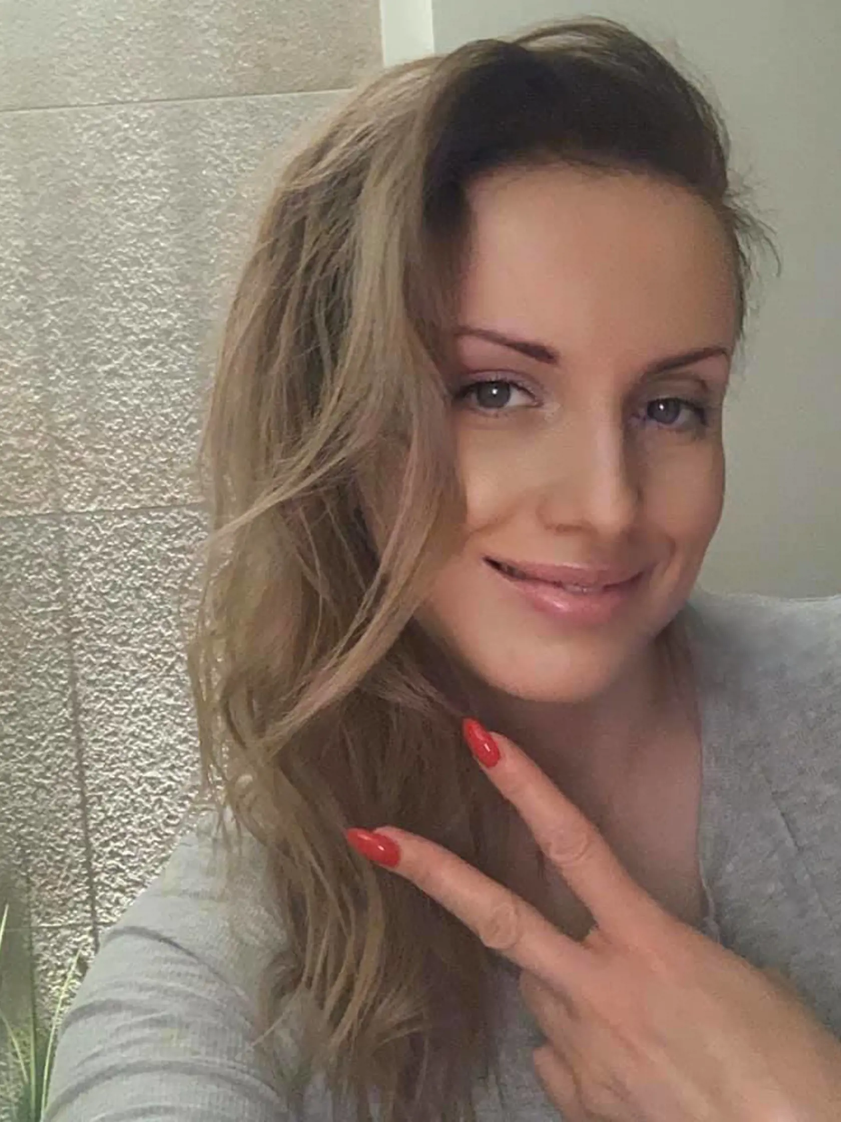 Poslankyňa Adriana Pčolinská je odborníčkou Sme rodina na školstvo. Vyštudovala anglický jazyk a literatúru. Je docentkou a učí na vysokej škole.