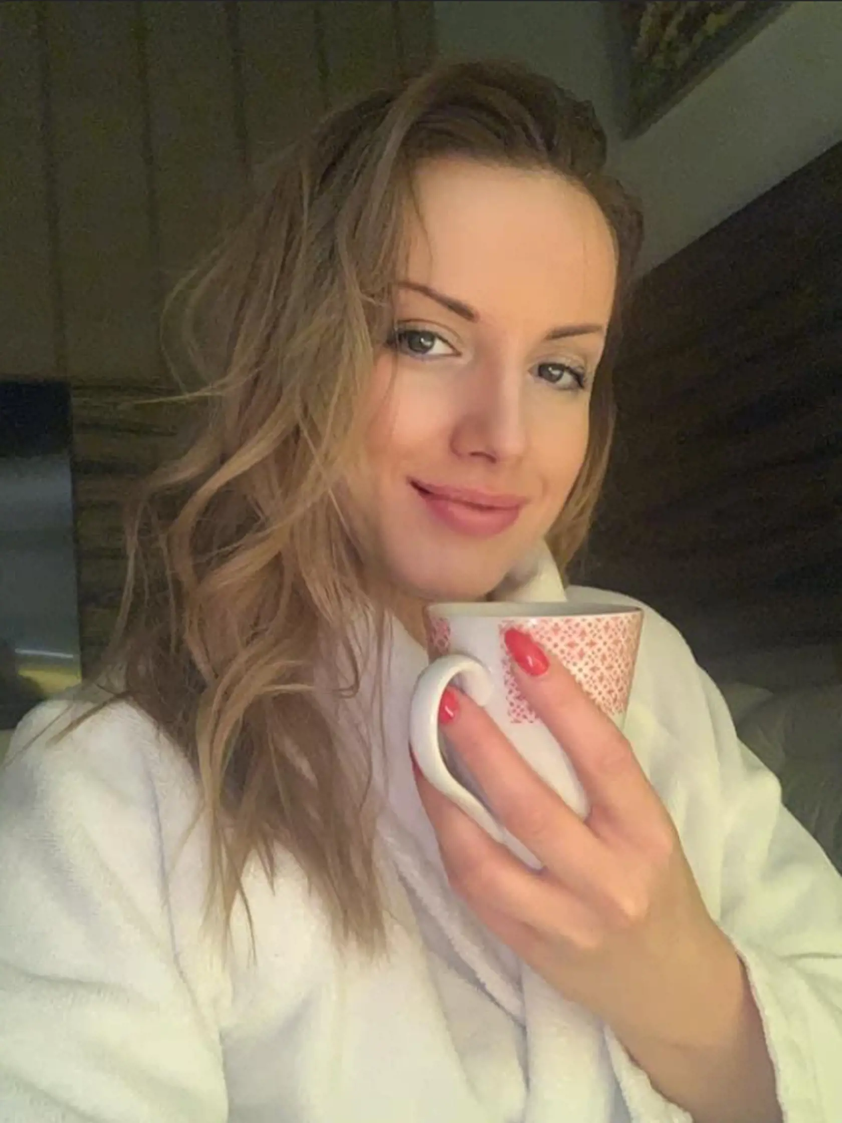 Poslankyňa parlamentu za Sme rodina Adriana Pčolinská (41), manželka exšéfa SIS Vladimíra Pčolinského, vyzerá nenalíčená nádherne.