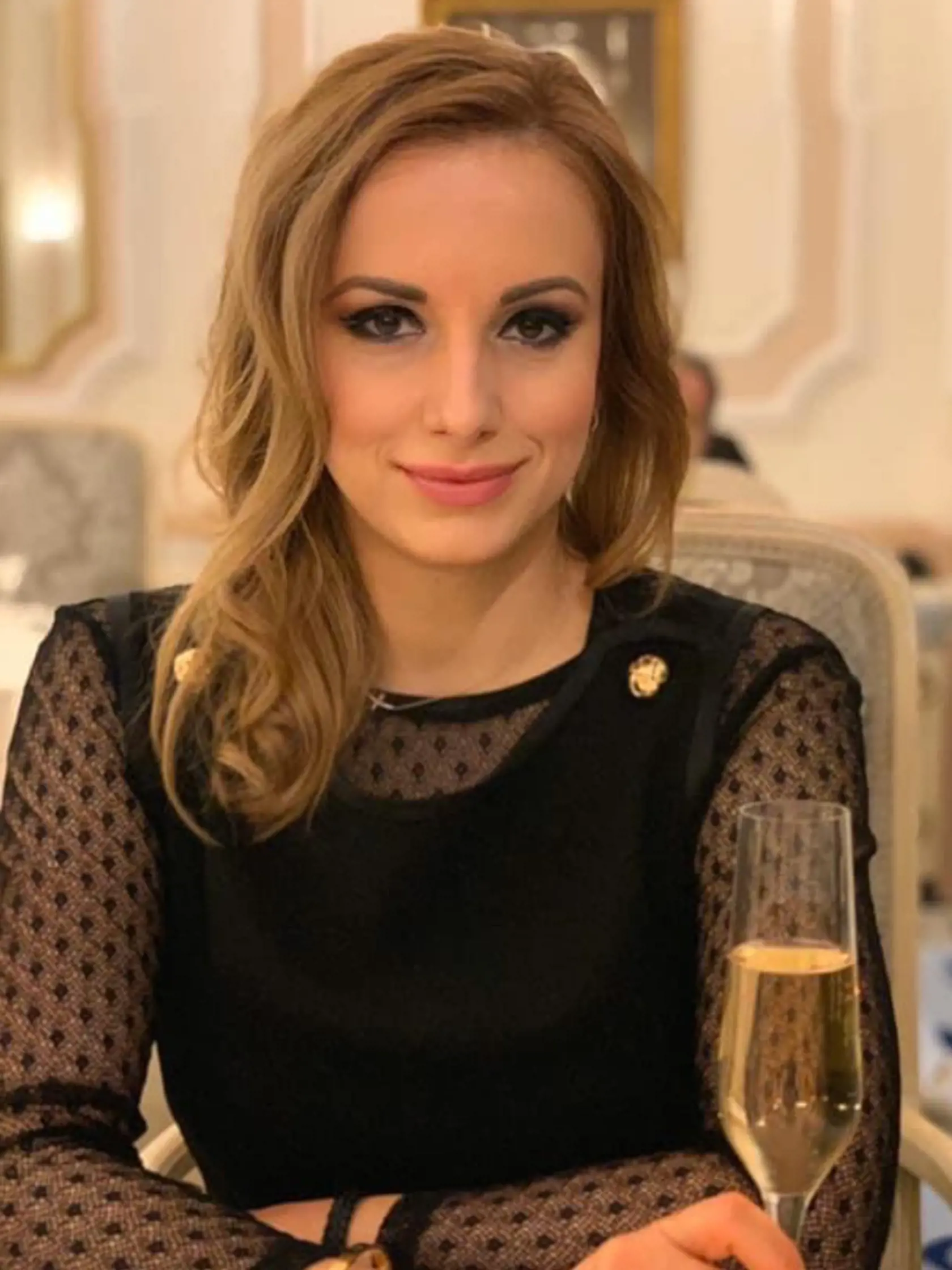 Manželka šéfa Slovenskej informačnej služby (SIS) Vladimíra Pčolinského Adriana (41) je poslankyňou parlamentu za stranu Sme rodina. Vraj si rada zašla v minulom volebnom období na pohárik vína k podpredsedom parlamentu.