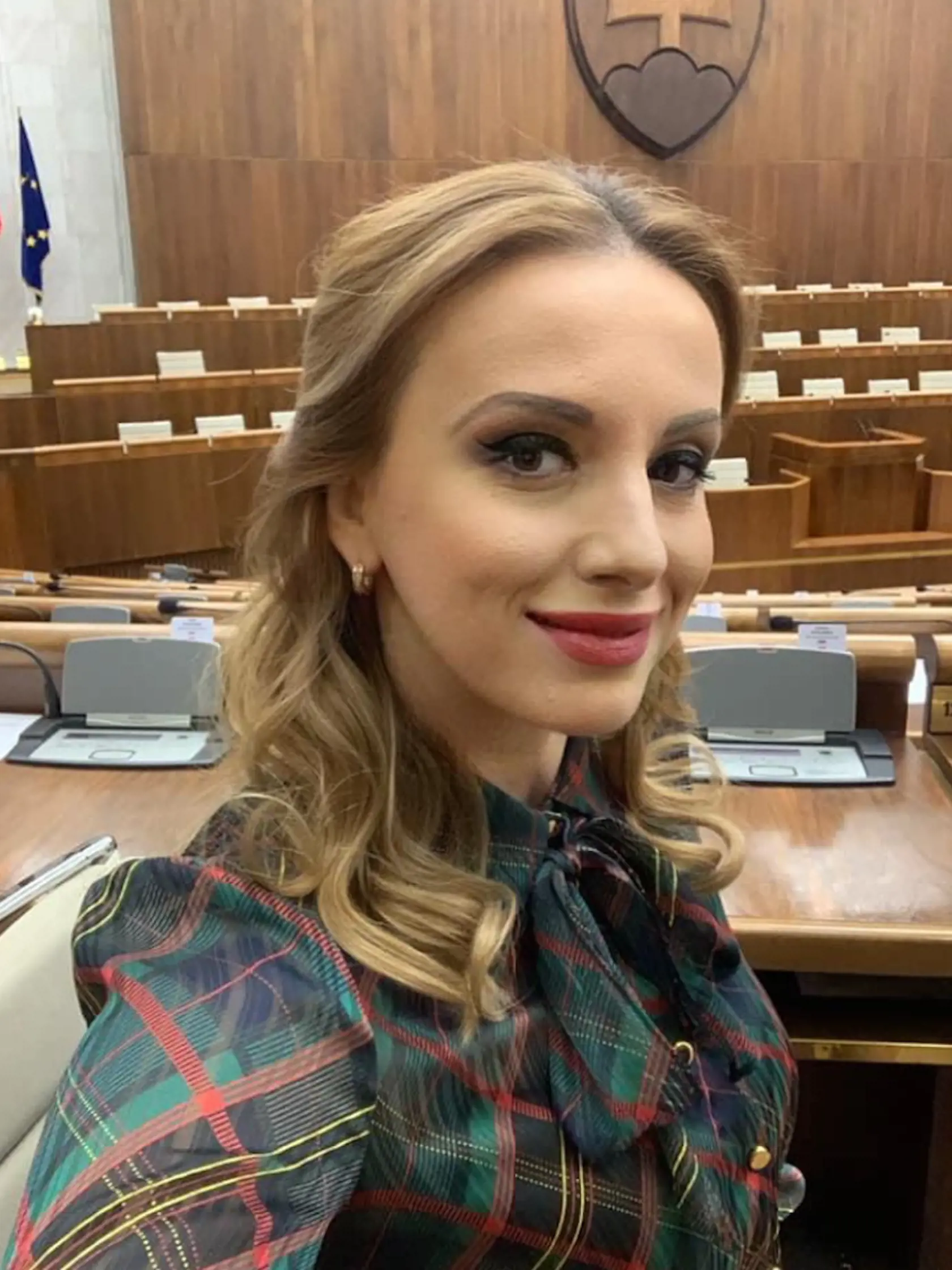 Manželka exšéfa Slovenskej informačnej služby (SIS) Vladimíra Pčolinského Adriana (41), švagriná svojho straníckeho kolegu Petra Pčolinského (38), je docentkou anglického jazyka, poslankyňou parlamentu. Rada zverejňuje na sociálnej sieti svoje fotografie.