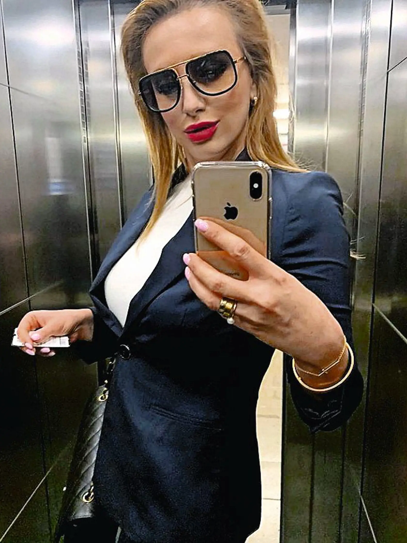 Selfie maniačka: V šatni, pri vínku, vo výťahu, poslankyňa sa rada
„brala“ na foto. Adriana Pčolinská však po obvinení jej manžela stiahla zo sociálnych sietí.