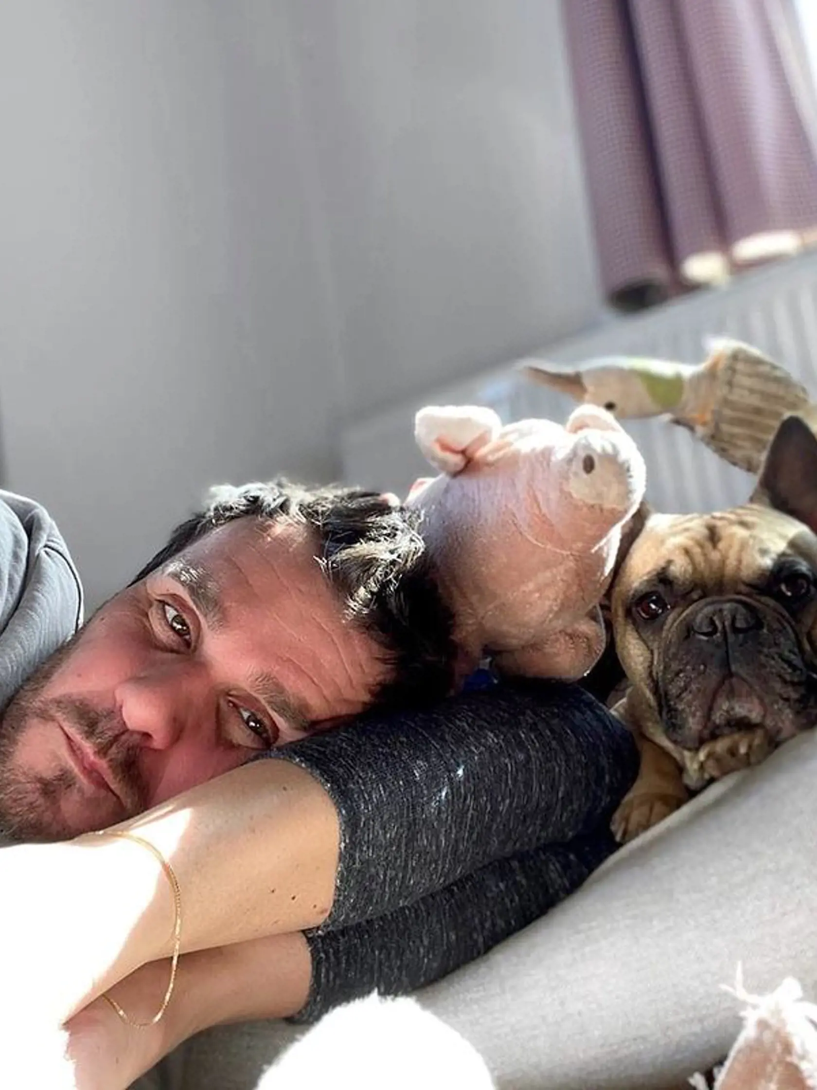 S týmto chlapcom zdieľa aj posteľ...