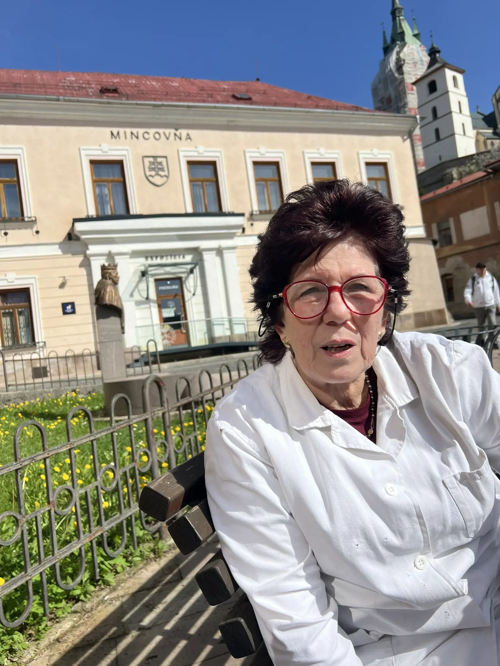 “Veľké množstvo zaujímavých osobností dostáva tieto vyznamenania. Niekedy si v televízii tiež takéto odovzdávanie pozriem a vždy ma pohľadí na duši a poteším sa, keď vidím, že niekto významný dostane to, čo som vyrobila,” uzatvára s úsmevom.