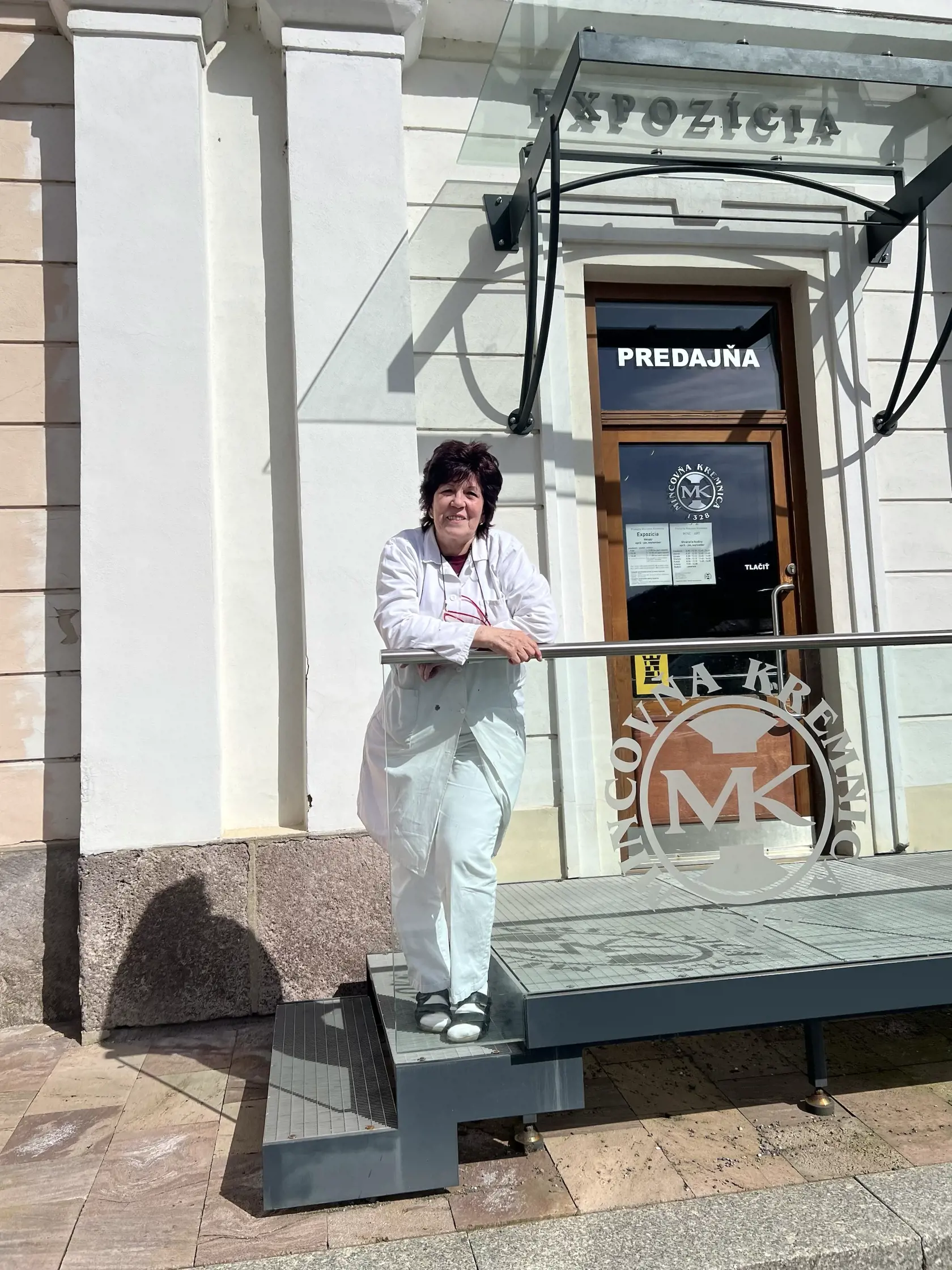 “Veľké množstvo zaujímavých osobností dostáva tieto vyznamenania. Niekedy si v televízii tiež takéto odovzdávanie pozriem a vždy ma pohľadí na duši a poteším sa, keď vidím, že niekto významný dostane to, čo som vyrobila,” uzatvára s úsmevom.