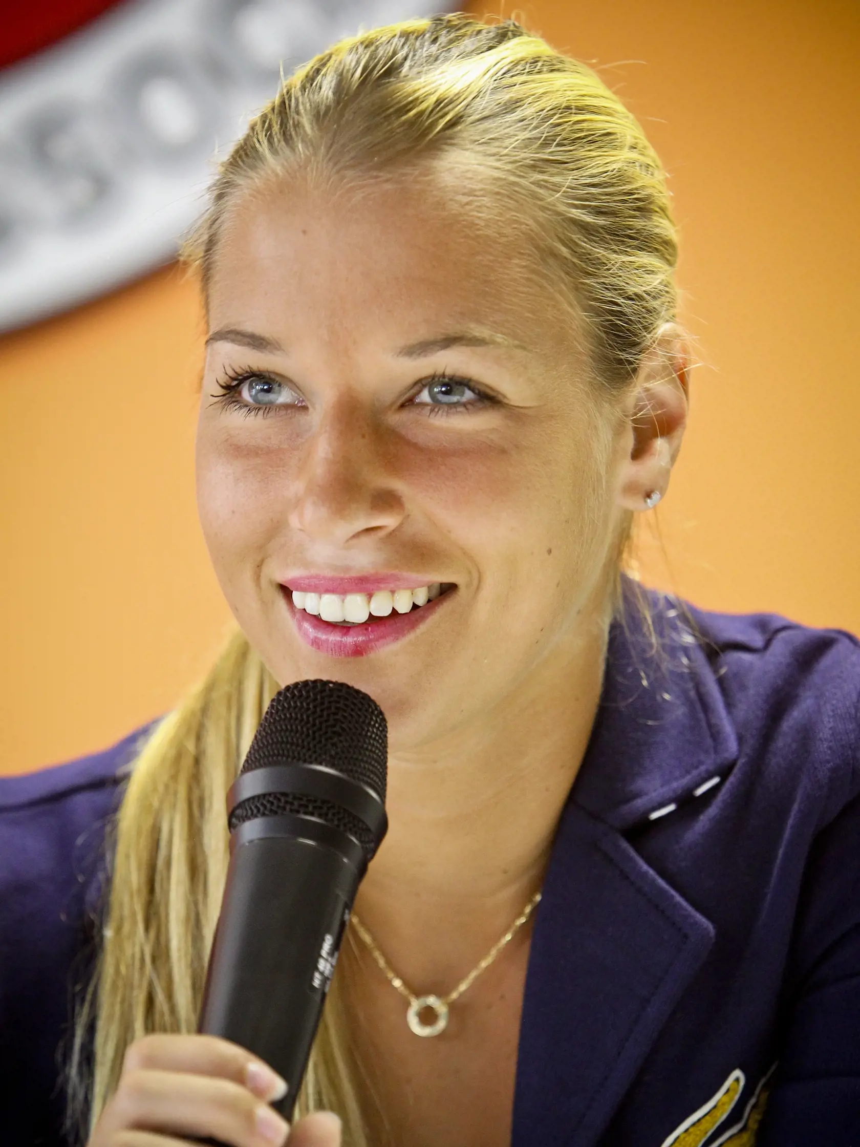 Na snimke slovenska tenistka Dominika Cibulkova odpoveda na otazky novinarov pocas tlacovej konferencie po navrate zo stvrtfinale parizskeho grandslamoveho turnaja okruhu WTA, Roland Garros. 