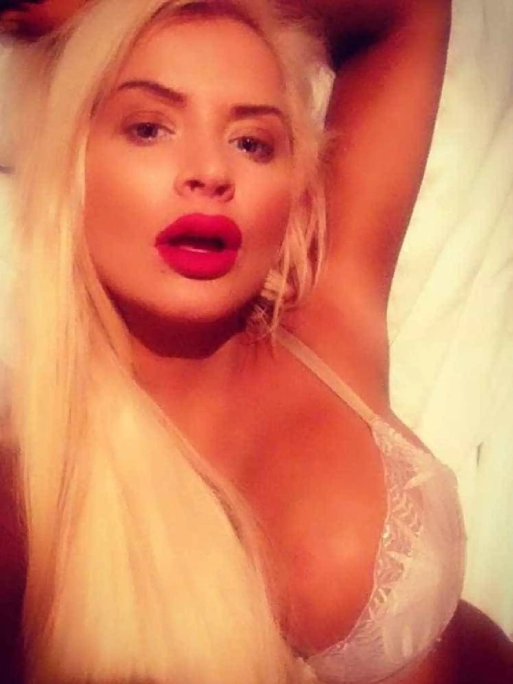Bývalá hviezdička reality šou VyVolení Linda Drevenková už dávno nie je to prirodzené dievča, ako kedysi. Najnovšie sa na sociálnych sieťach chváli dráždivými zábermi, ktoré často vyzerajú ako z porno filmu. 