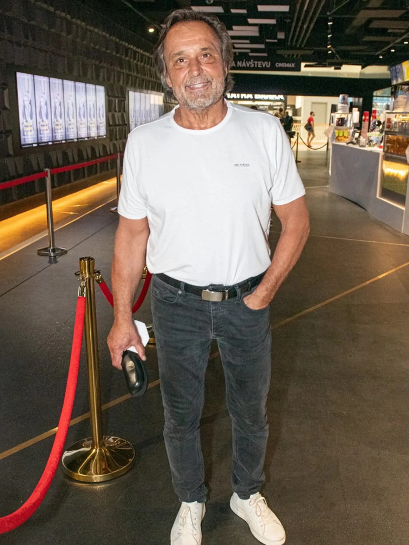 Herec Jozef Vajda schudol a vyzeral veľmi dobre. Tmavé rifle boli dobrou voľbou.