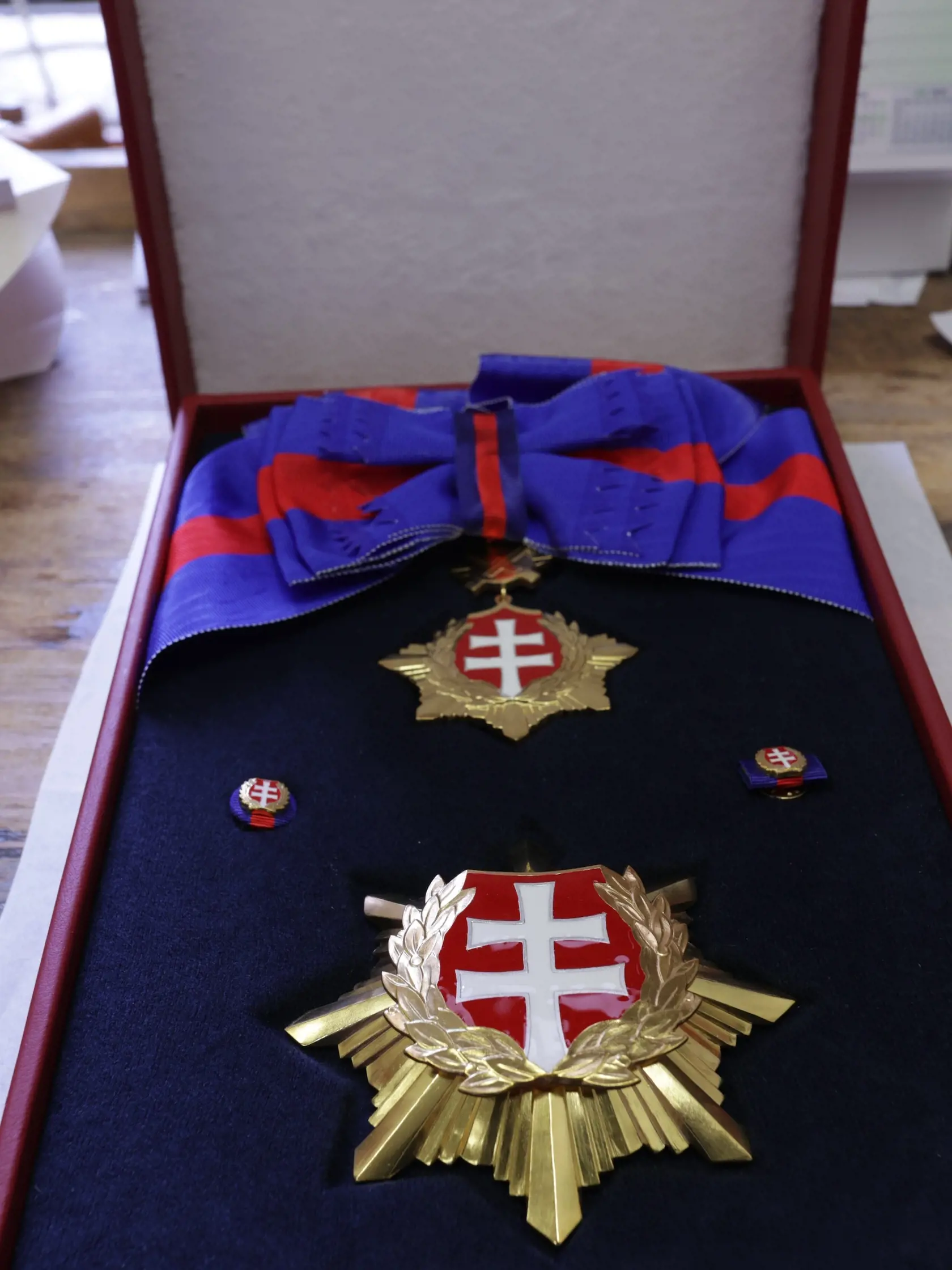 Konkrétne ide o Rad bieleho dvojkríža, Rad Ľudovíta Štúra, Rad Andreja Hlinku, Rad Milana Rastislava Štefánika a Pribinov kríž, z každého po tri triedy.