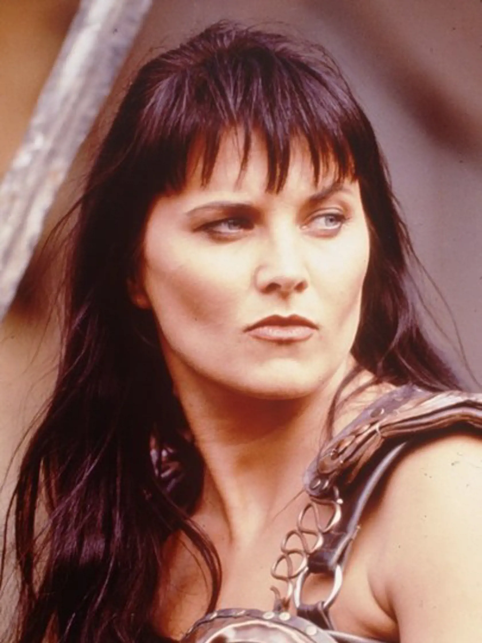 Lucy Lawless ako Xena aj s jej typickým prísnym pohľadom.