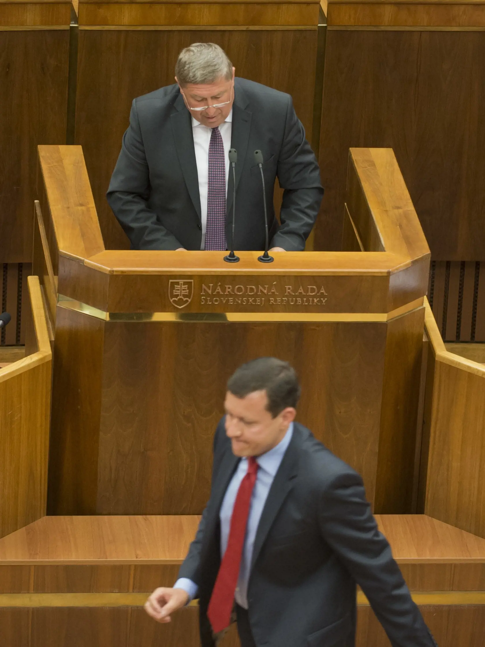 Bývalý predseda Národnej rady Peter Pellegrini otvoril mimoriadnu schôdzu pléna ku kauze Gorila. Rokovanie 40 podpismi iniciovala opozícia, ktorá nie je spokojná s krokmi špeciálneho prokurátora Dušana Kováčika (na snímke hore) pri vyšetrovaní tohto prípadu. Na snímke dole niekdajší nezaradený poslanec Daniel Lipšic.