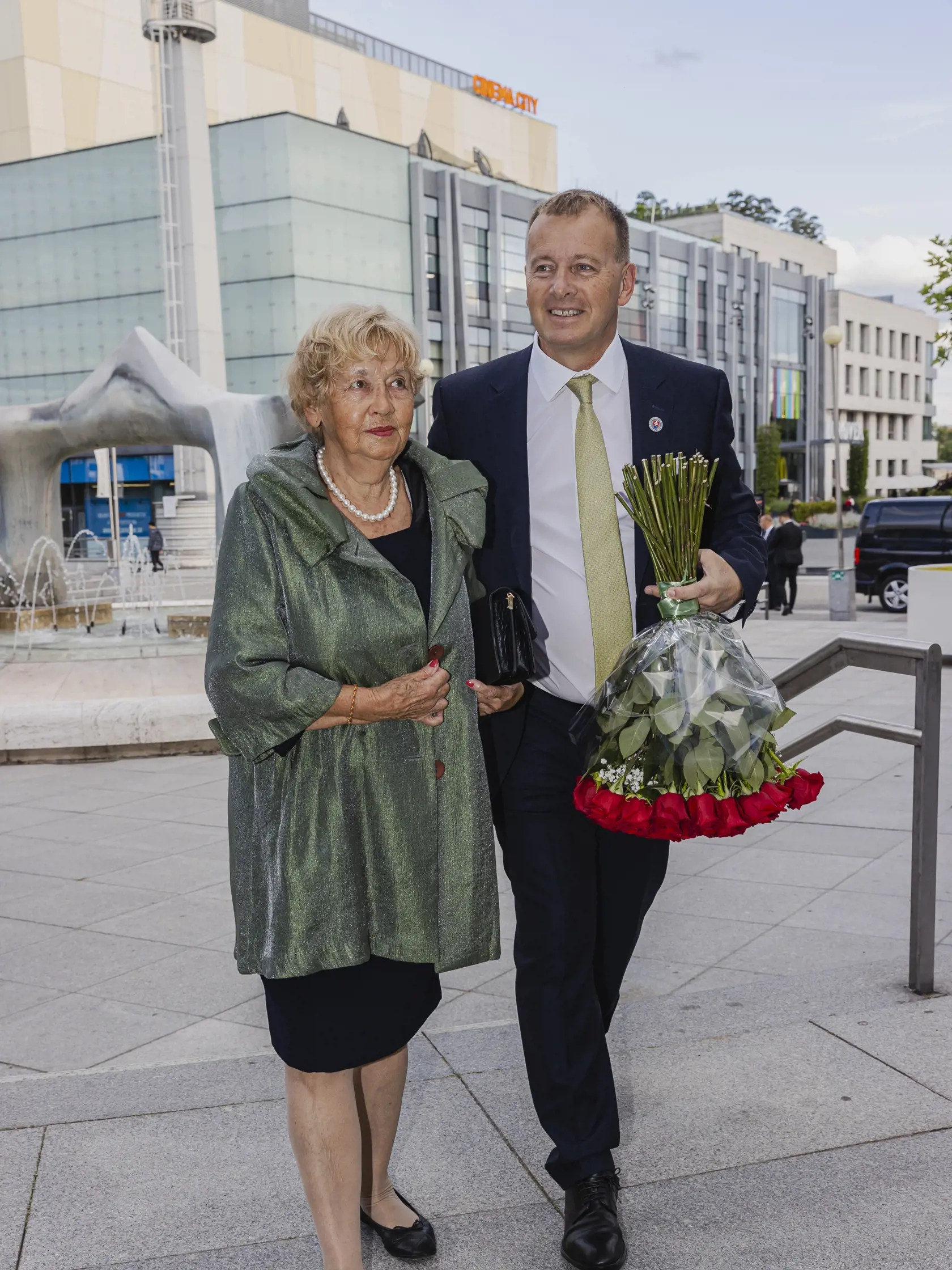 Na snímke  predseda NRSR Boris Kollár s mamou Ankou prichádza do budovy Slovenského národného divadla na predstavenie Ruské denníky pri príležitosti 80. narodenín herečky Božidary Turzonovovej.