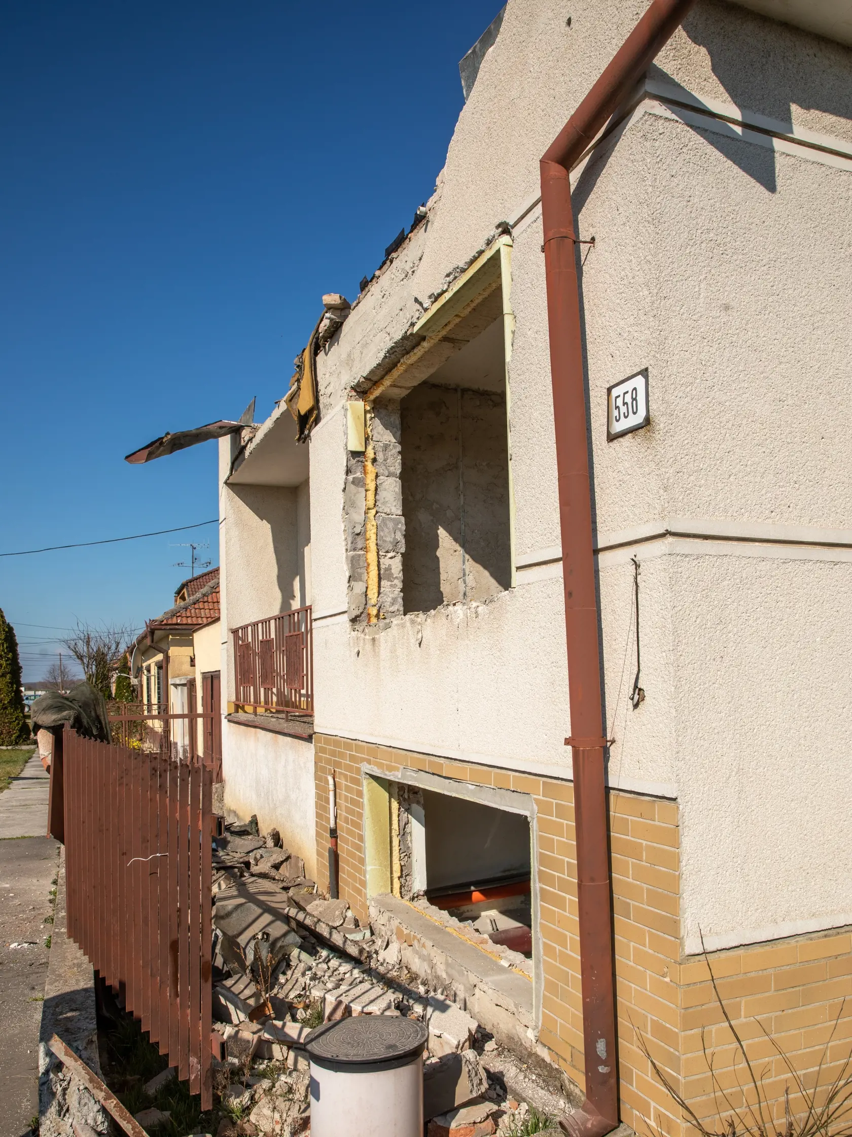 Na snímke je začiatok búrania domu zavraždeného novinára Jána Kuciaka a jeho snúbenice Martiny Kušníkovej vo Veľkej Mači. Na mieste postaví Trnavský samosprávny kraj Pamätník slobody slova.