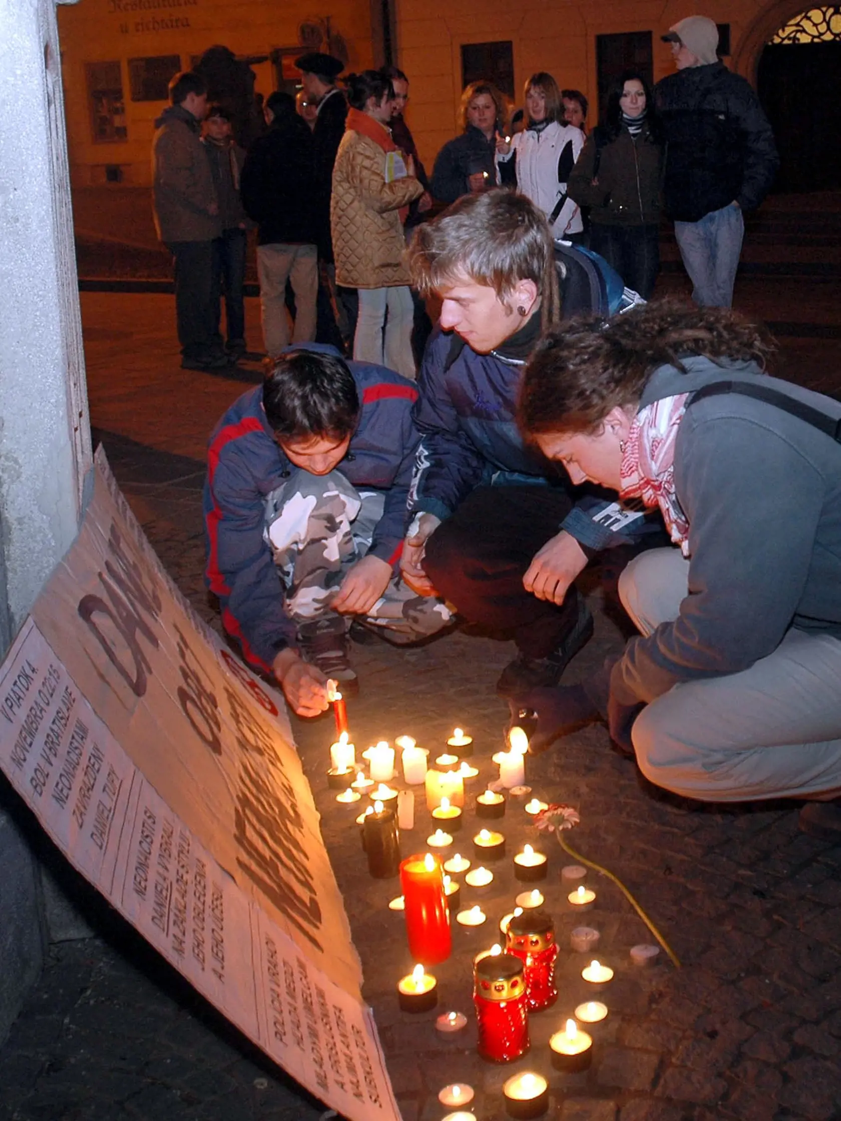 Prešovskí študenti si 9. novembra 2005 na Hlavnej ulici uctili pamiatku nevinnej obete neonacistickej vraždy Daniela Tupého.