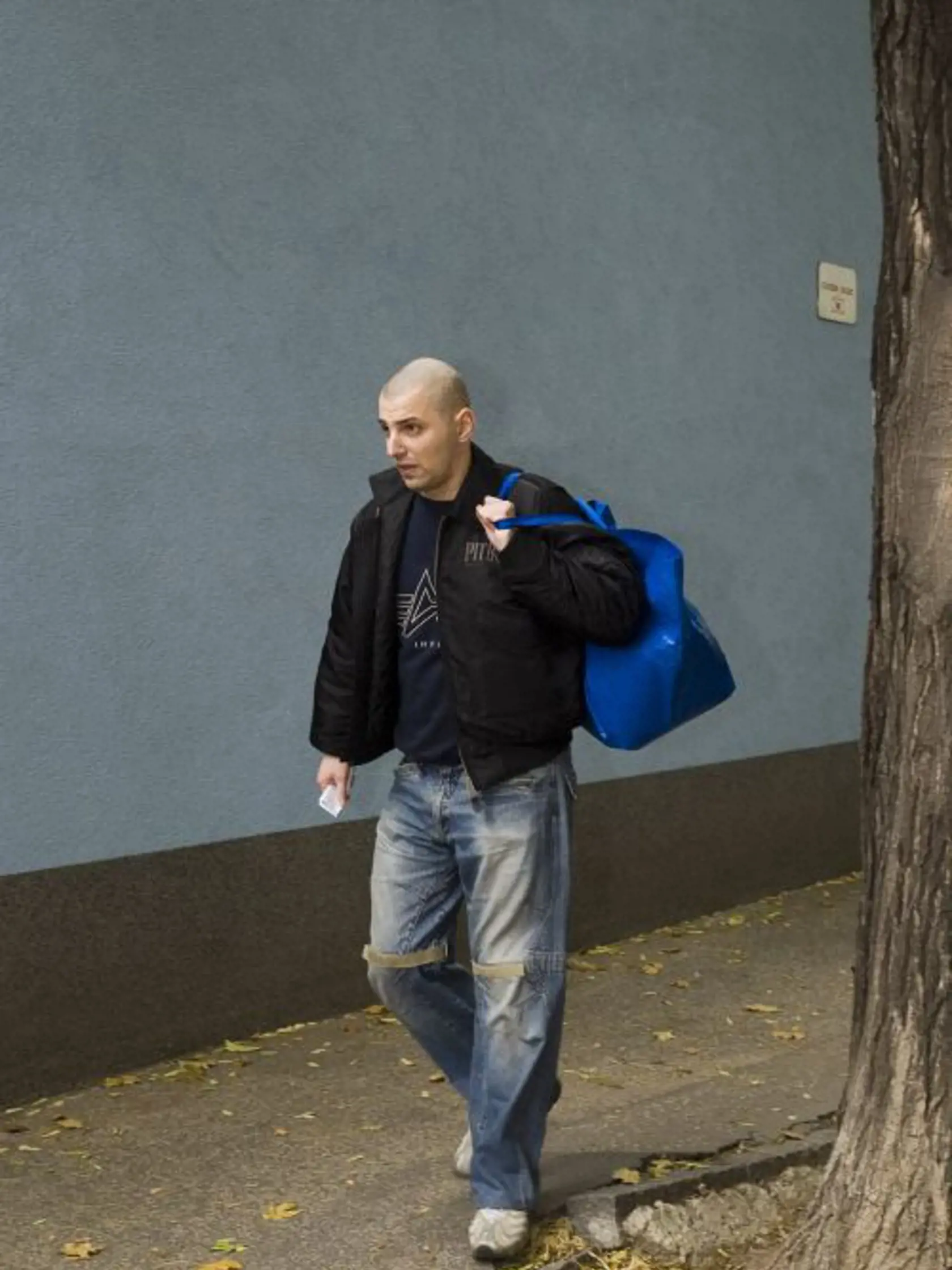 Na snímke obžalovaný Dávid V., jeden z dvoch údajných útoèníkov na študenta Daniela Tupého ktorých 23.októbra 2008 Krajský súd v Bratislave prepustenil z väzby odchádza z Ústavu na výkon väzby v Bratislave.Dvojica opustila brány Ústavu na výkon väzby v bratislavskom Justiènom paláci krátko po 15.00 hodine. FOTO TASR - Tomáš Halász   *** Local Caption ***