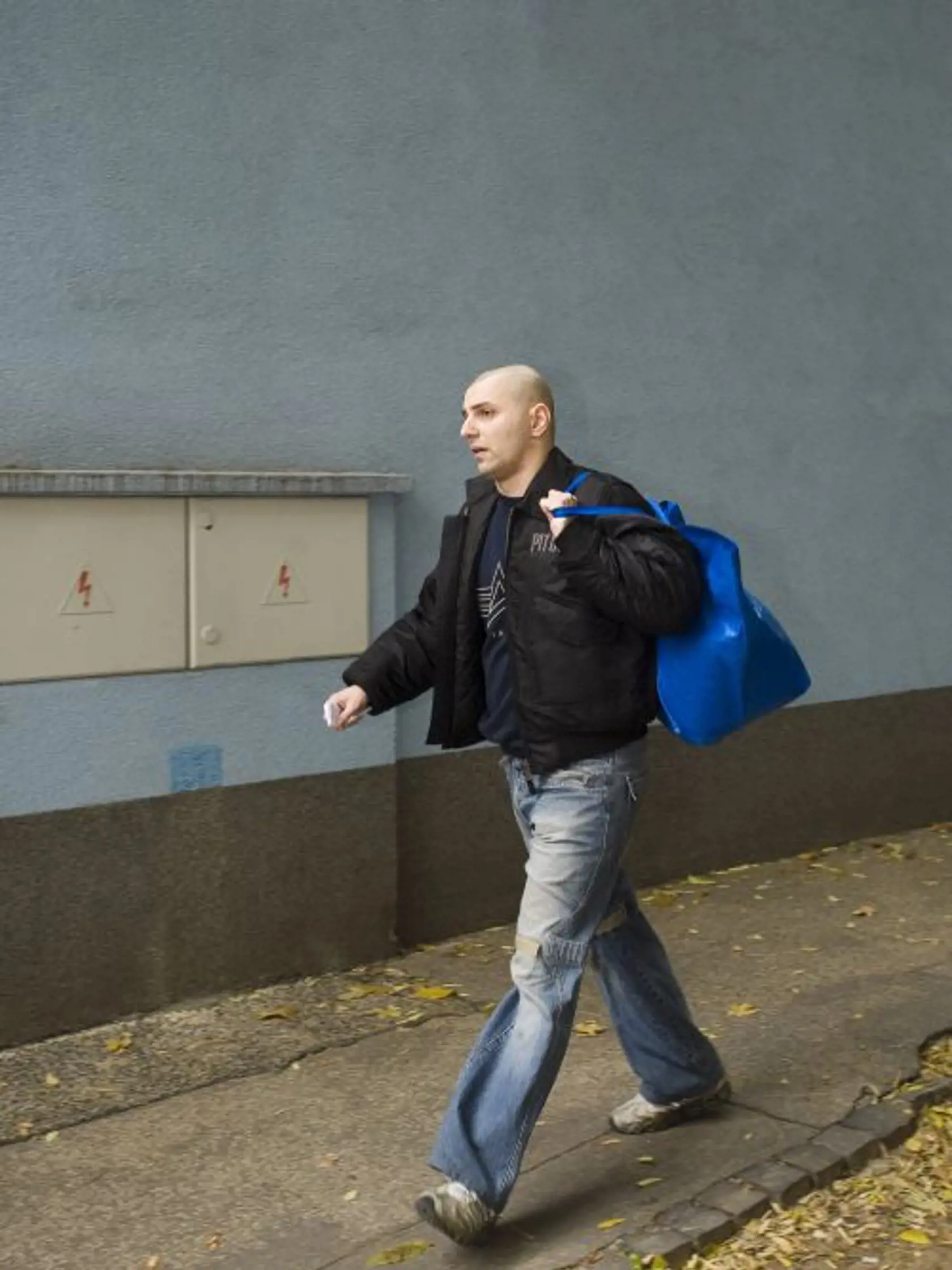 Na snímke obžalovaný Dávid V., jeden z dvoch údajných útoèníkov na študenta Daniela Tupého ktorých 23.októbra 2008 Krajský súd v Bratislave prepustenil z väzby odchádza z Ústavu na výkon väzby v Bratislave.Dvojica opustila brány Ústavu na výkon väzby v bratislavskom Justiènom paláci krátko po 15.00 hodine. FOTO TASR - Tomáš Halász   *** Local Caption ***