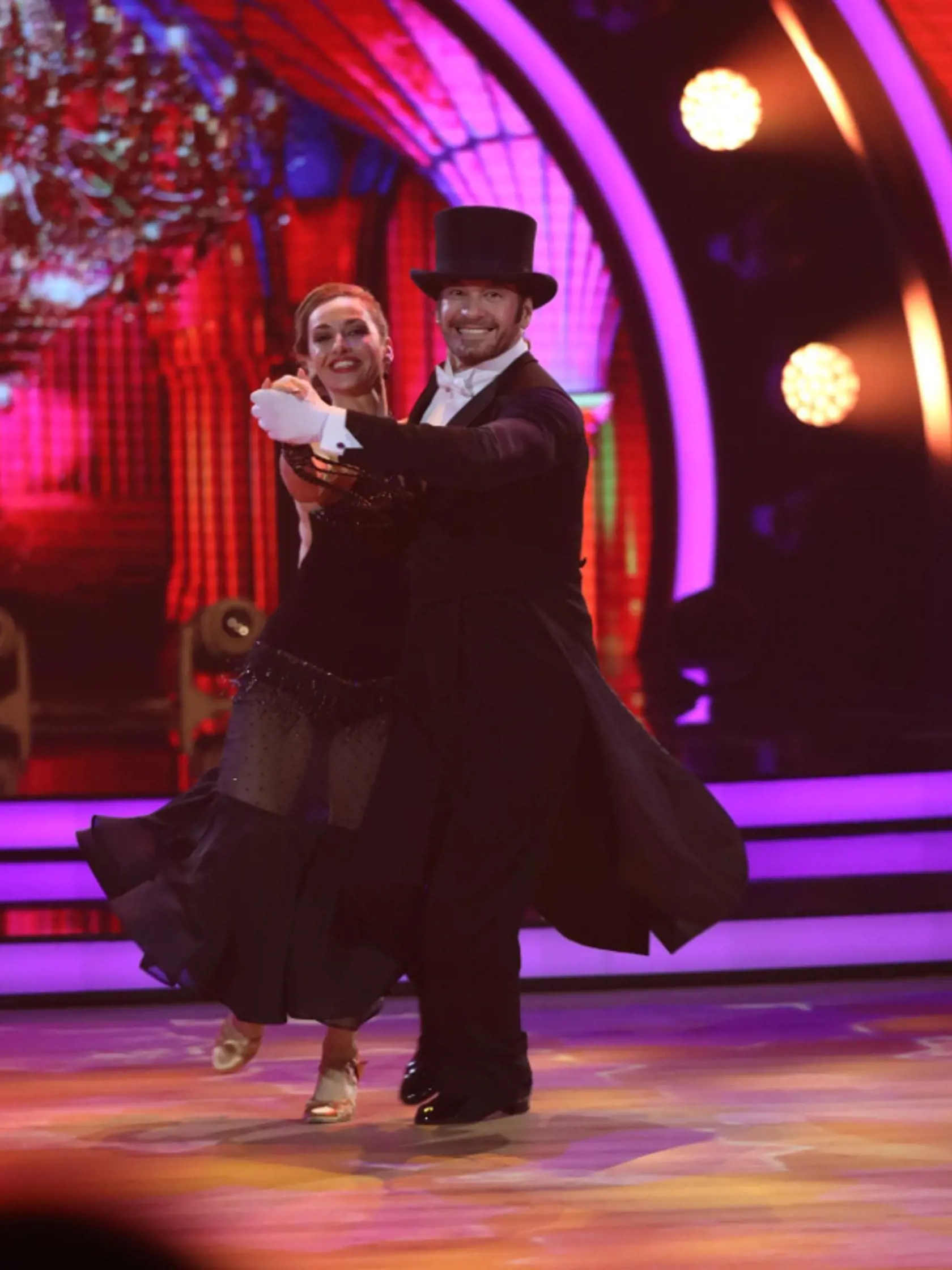Mario Cimarro a Vanda Poláková v 2.kole tancovali Quickstep.