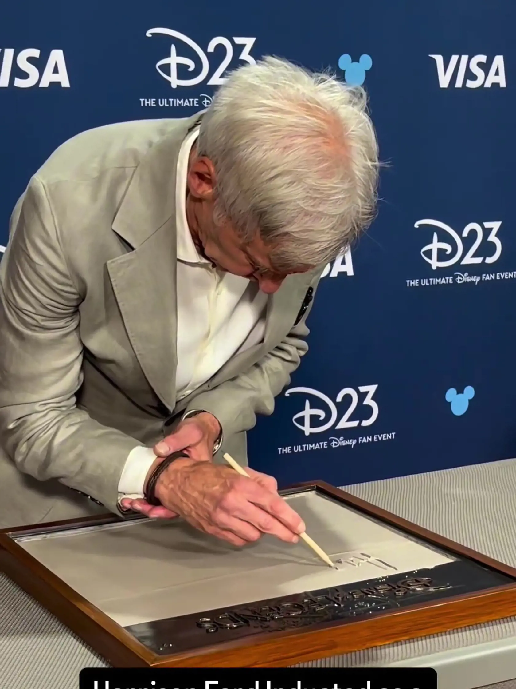 Harrison Ford získal cenu Legenda Disney. Pri podpisovní tabuľky so svojmi odtlačkami rúk, si fanúšikovia všimli detail, ktorý ich znepokojil. Herec si ruku, s ktorou písal, musel podoprieť druhou.