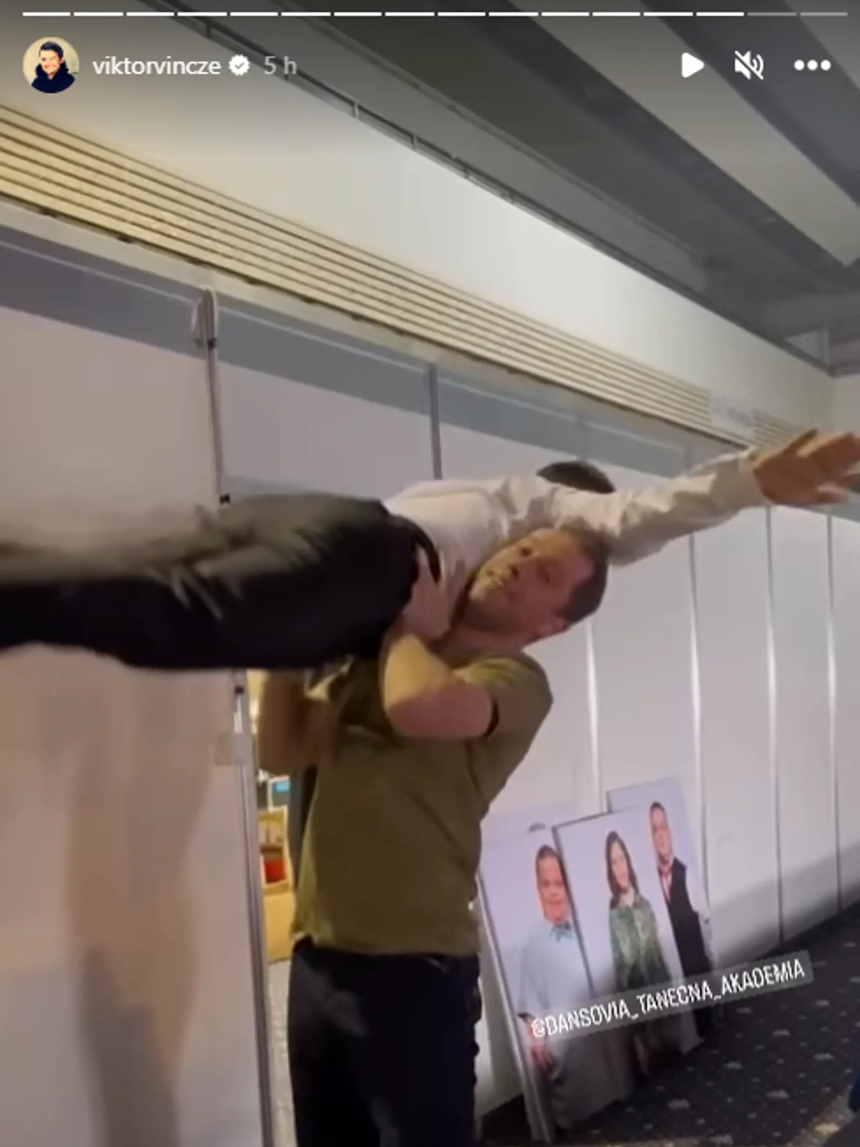 Nedalo im to. Po živom prenose sa Viktor a Peťo stretli v zákulisí a... Zdvíhačka im vyšla!