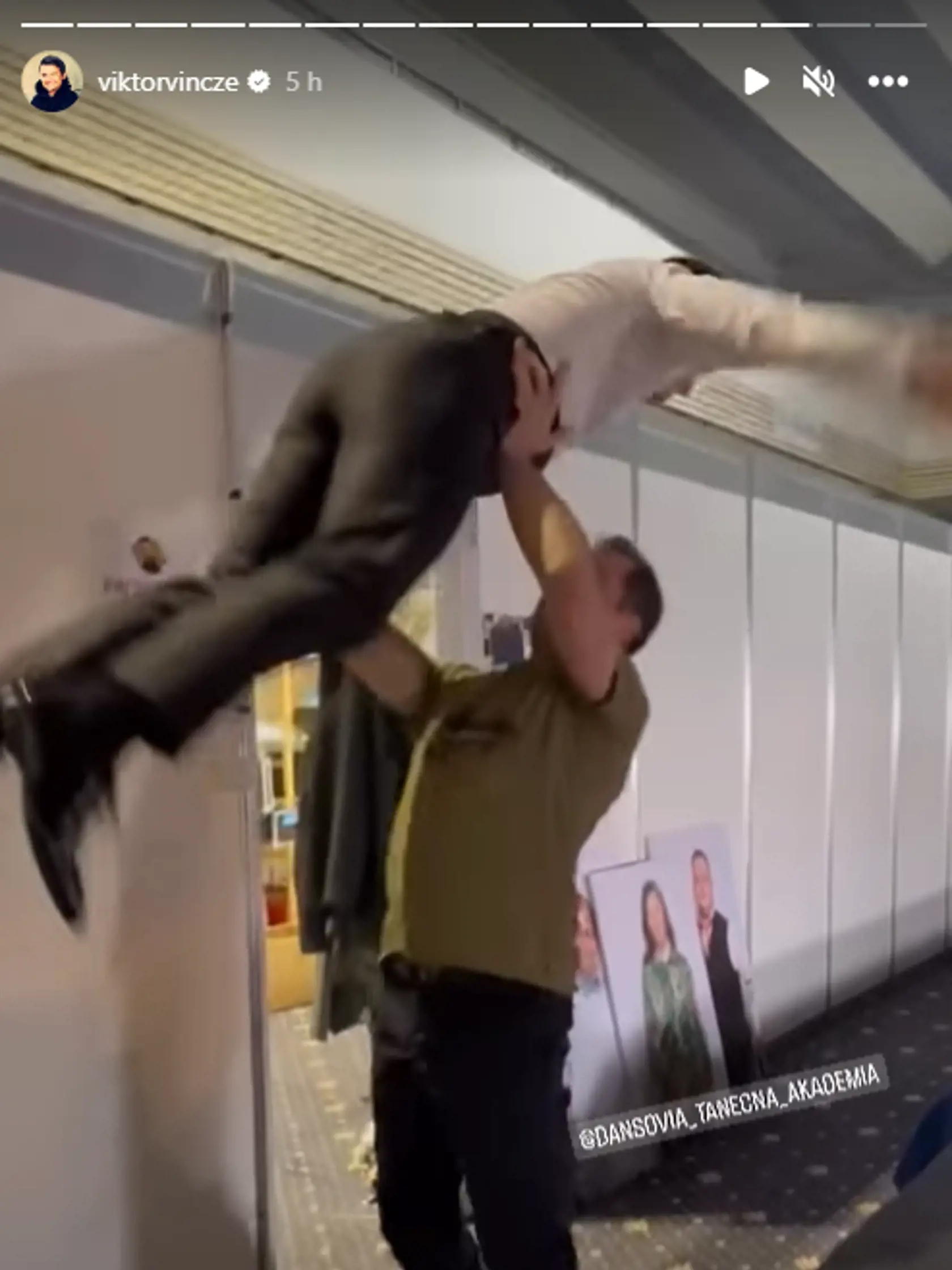 Nedalo im to. Po živom prenose sa Viktor a Peťo stretli v zákulisí a... Zdvíhačka im vyšla!