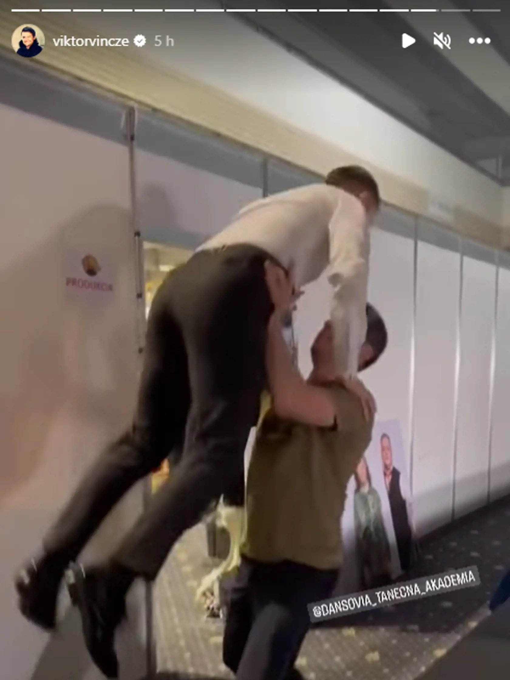 Nedalo im to. Po živom prenose sa Viktor a Peťo stretli v zákulisí a... Zdvíhačka im vyšla!