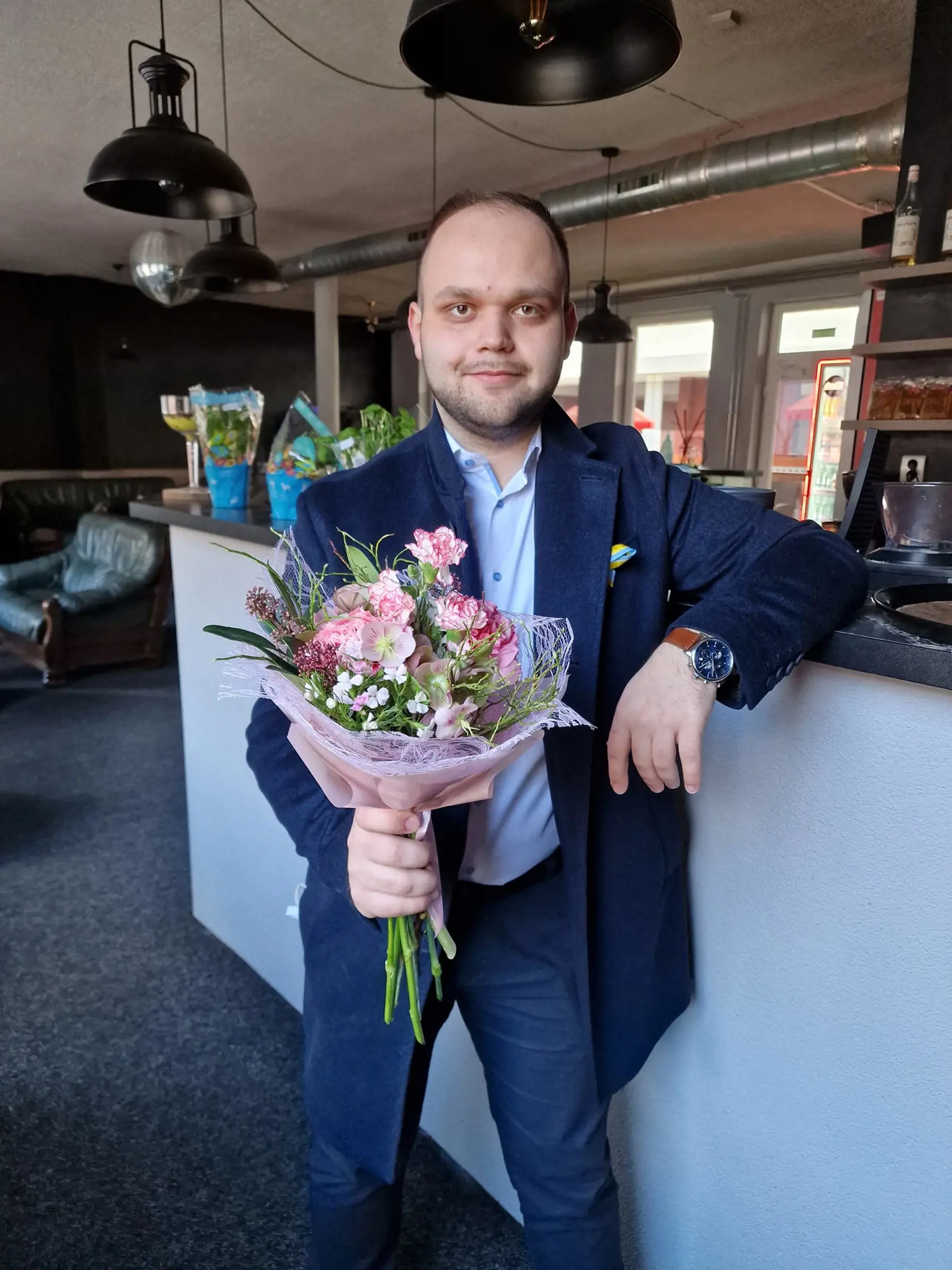 „Ak priemerná mzda v národnom hospodárstve medziročne rastie, zvyšujú sa aj platy poslancov. Ak priemerná mzda medziročne klesne, znížia sa aj platy poslancov,“ hovorí poslanec OĽaNO Tomáš Šudík (26).