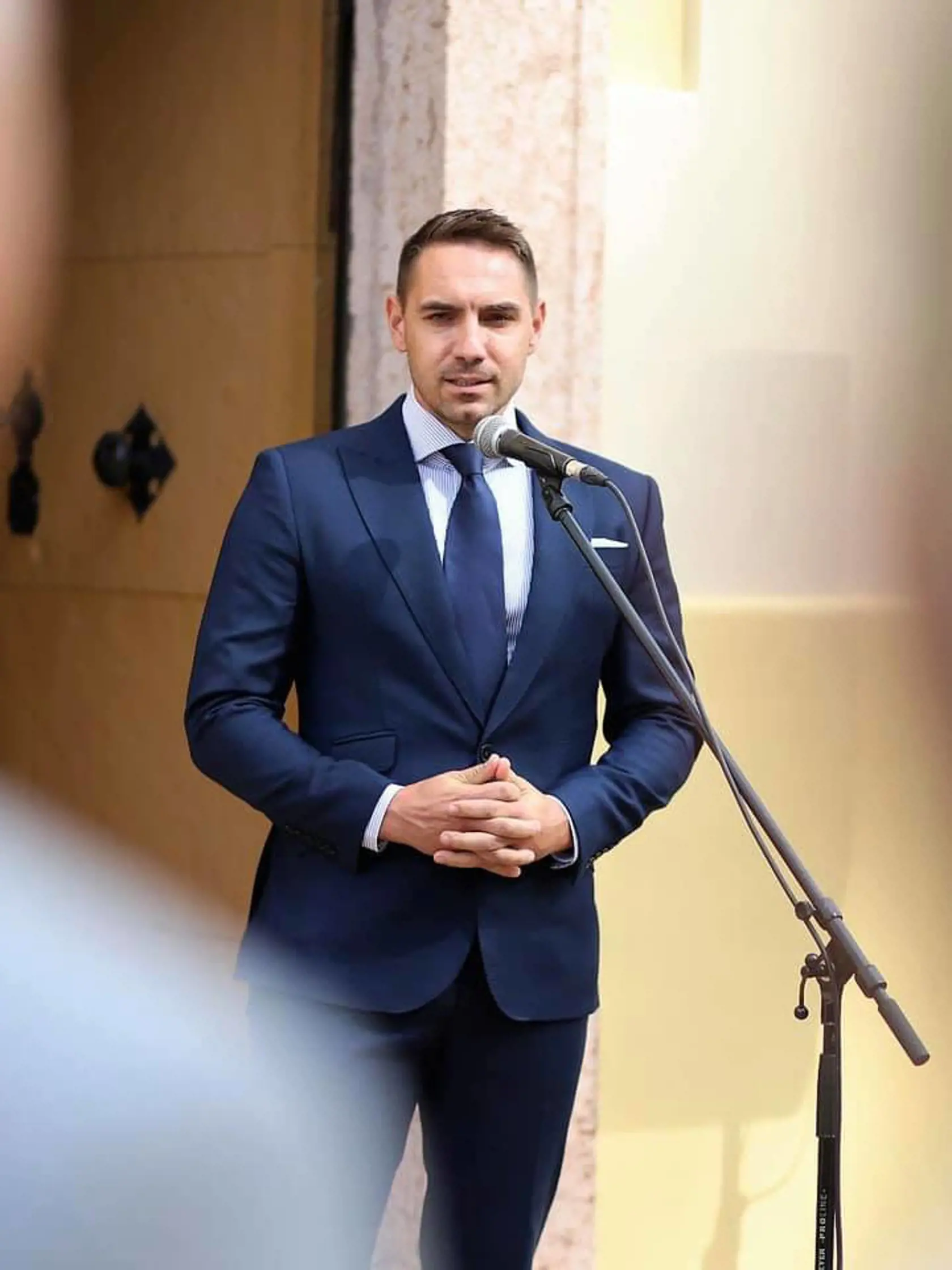 Pamätné sú aj slová podpredsedu parlamentného výboru pre financie a rozpočet a poslanca OĽaNO Györgya Gyimesiho z októbra minulého roka. Vtedy tvrdil, že v budúcom roku poslancom platy neporastú pre vyšší deficit verejných financií, ale klesnú, a tak si ich nebudú musieť zmrazovať.