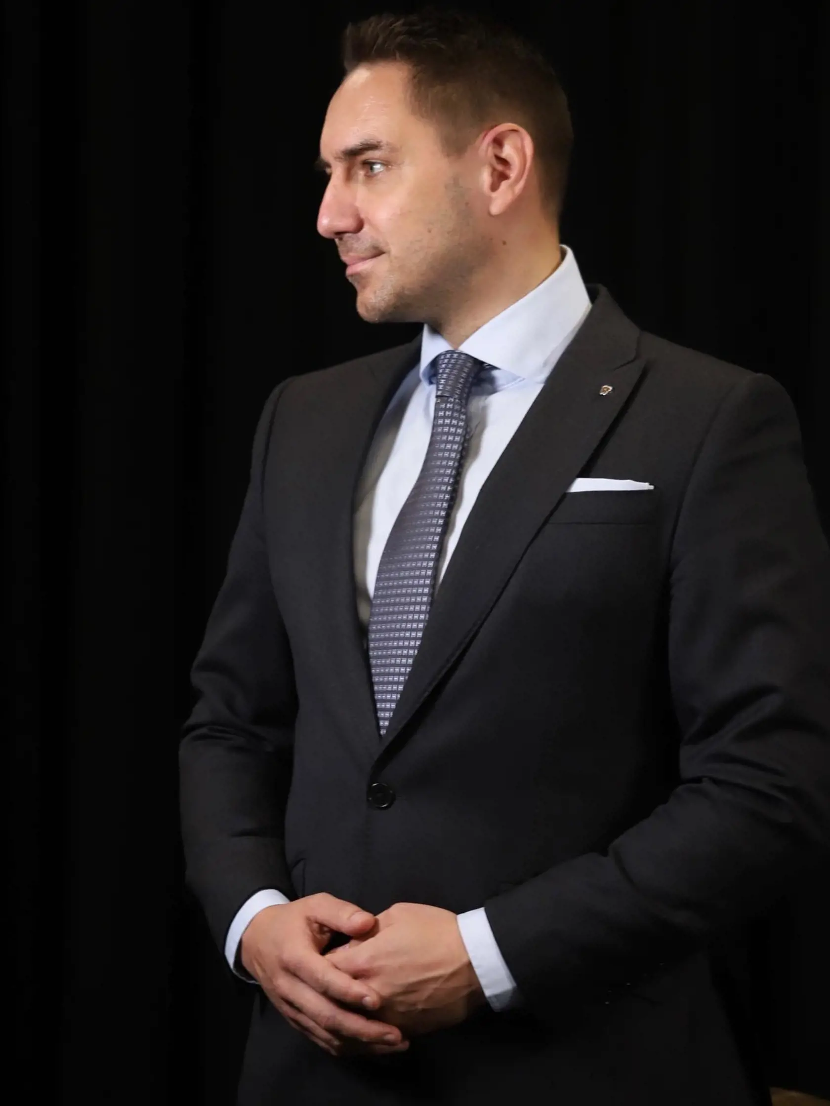 Pamätné sú aj slová podpredsedu parlamentného výboru pre financie a rozpočet a poslanca OĽaNO Györgya Gyimesiho z októbra minulého roka. Vtedy tvrdil, že v budúcom roku poslancom platy neporastú pre vyšší deficit verejných financií, ale klesnú, a tak si ich nebudú musieť zmrazovať.