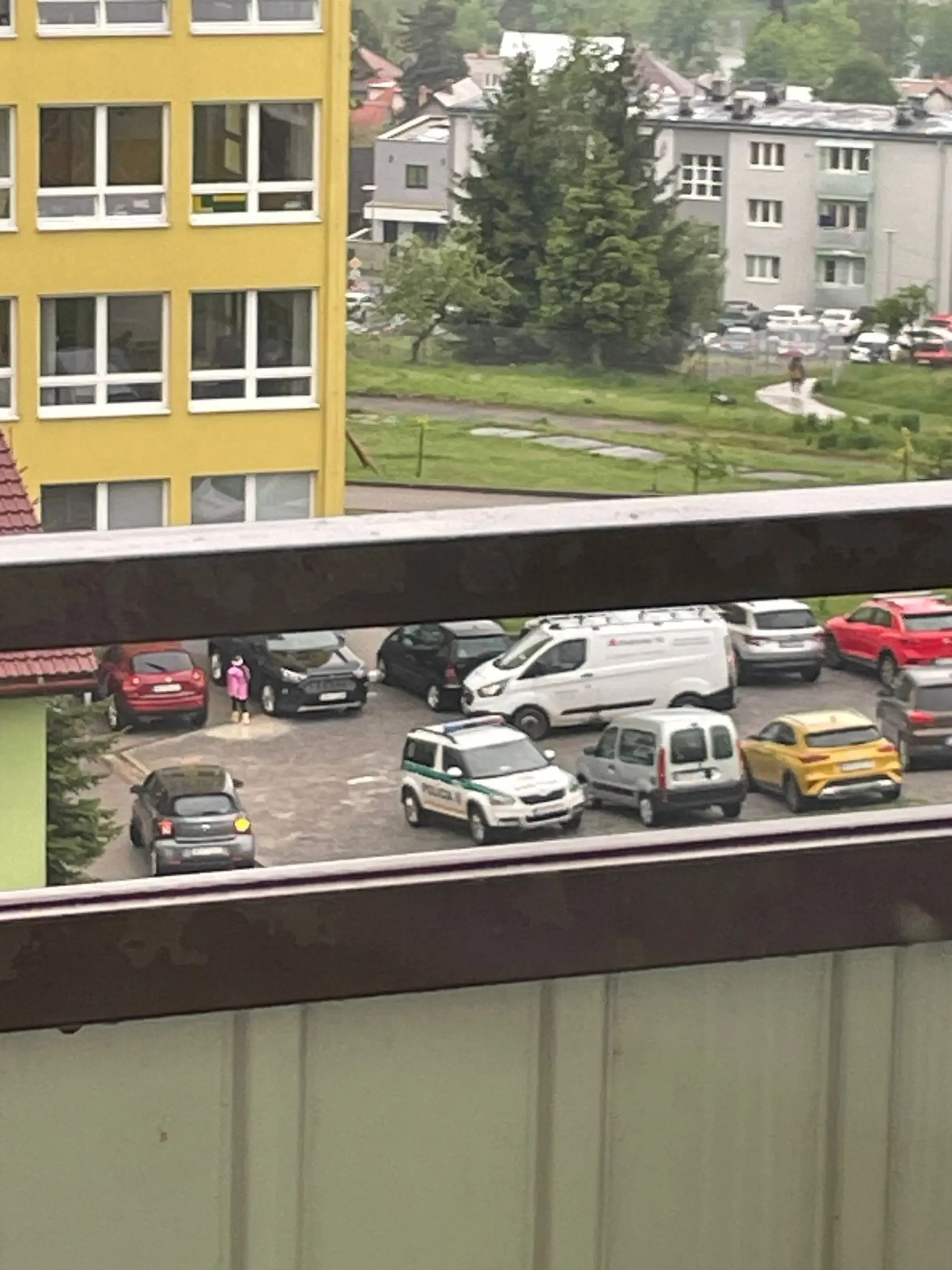 Polícia a ľudia stoja pred Materskou školou Na brehoch v Námestove 7. mája 2024.