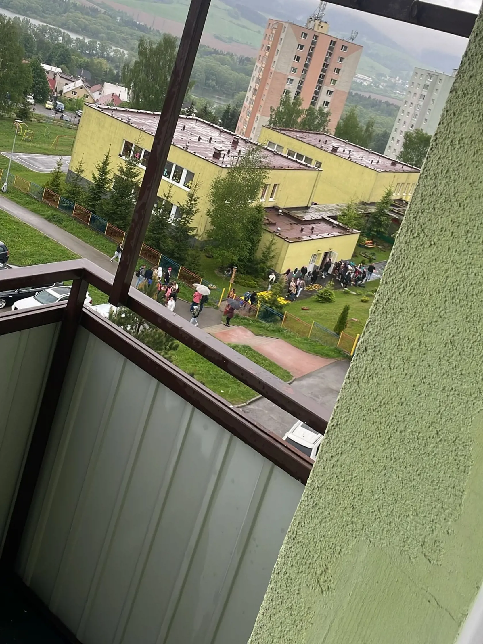 Polícia a ľudia stoja pred Materskou školou Na brehoch v Námestove 7. mája 2024.